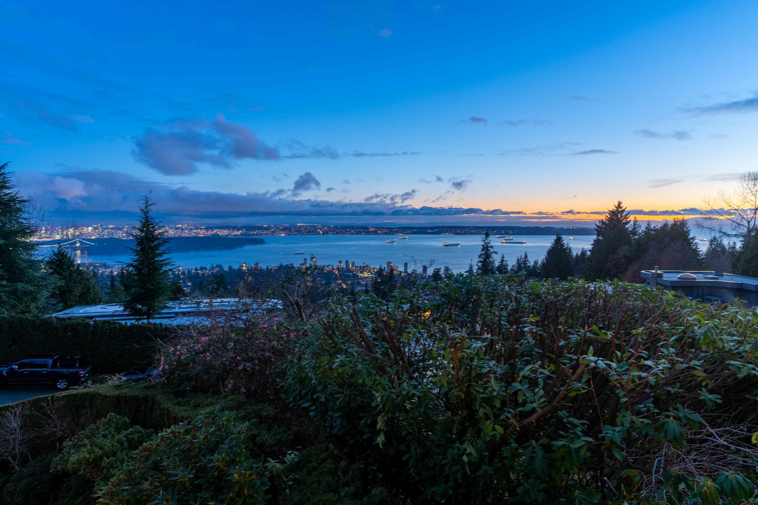 IMMACULATE FAMILY RESIDENCE WITH OCEAN & CITY VIEWS - 2527 Westhill Drive, West Vancouver