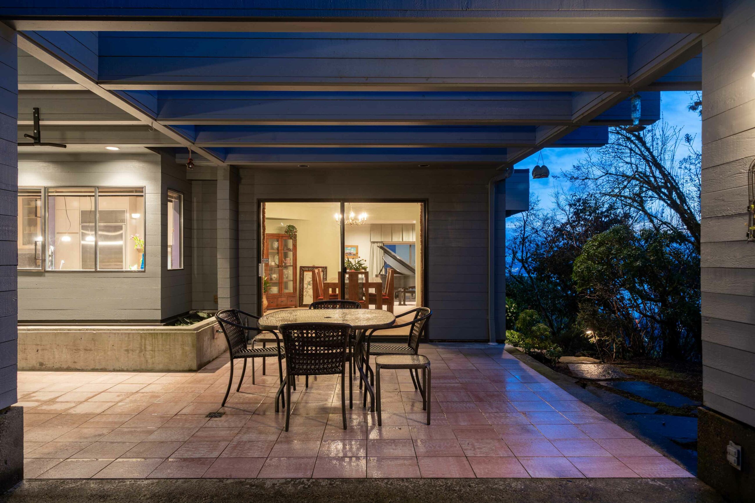 IMMACULATE FAMILY RESIDENCE WITH OCEAN & CITY VIEWS - 2527 Westhill Drive, West Vancouver