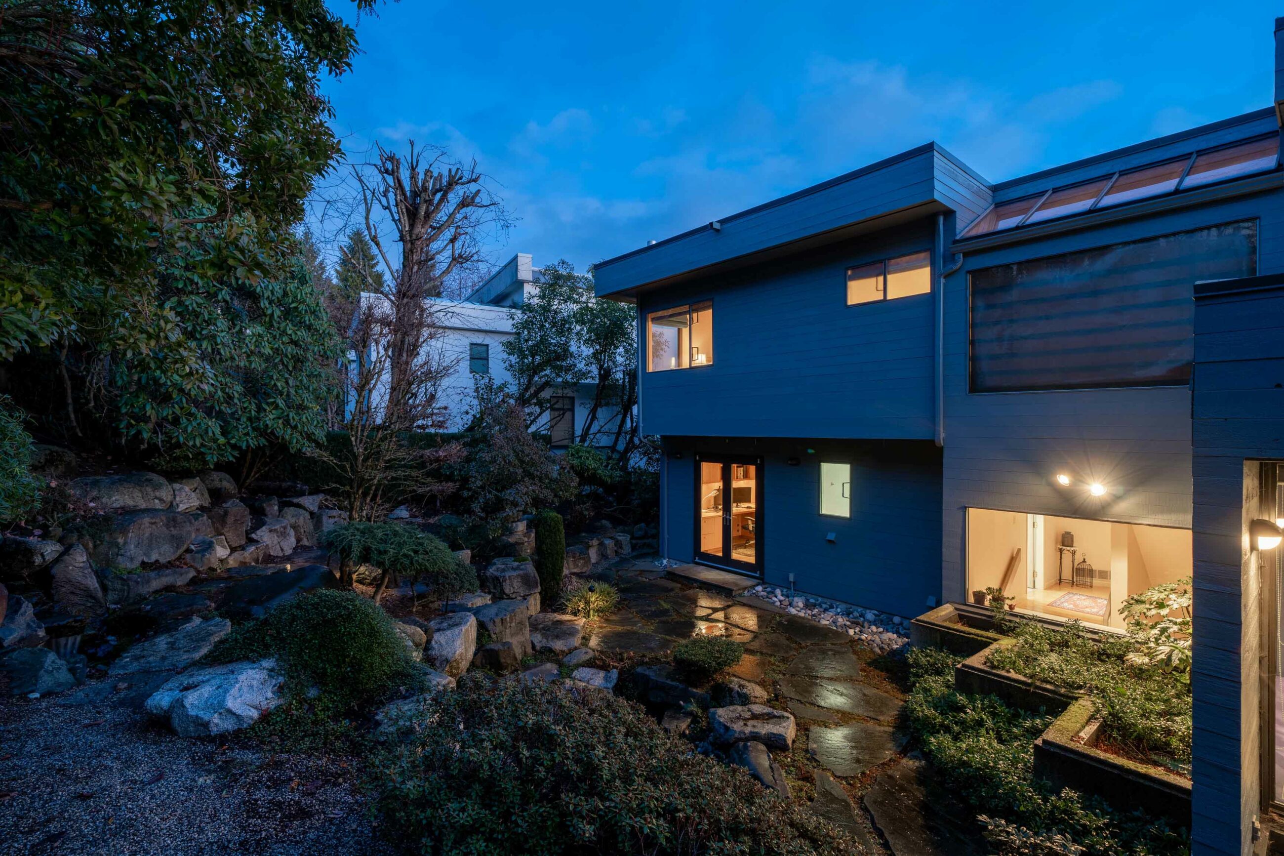 IMMACULATE FAMILY RESIDENCE WITH OCEAN & CITY VIEWS - 2527 Westhill Drive, West Vancouver