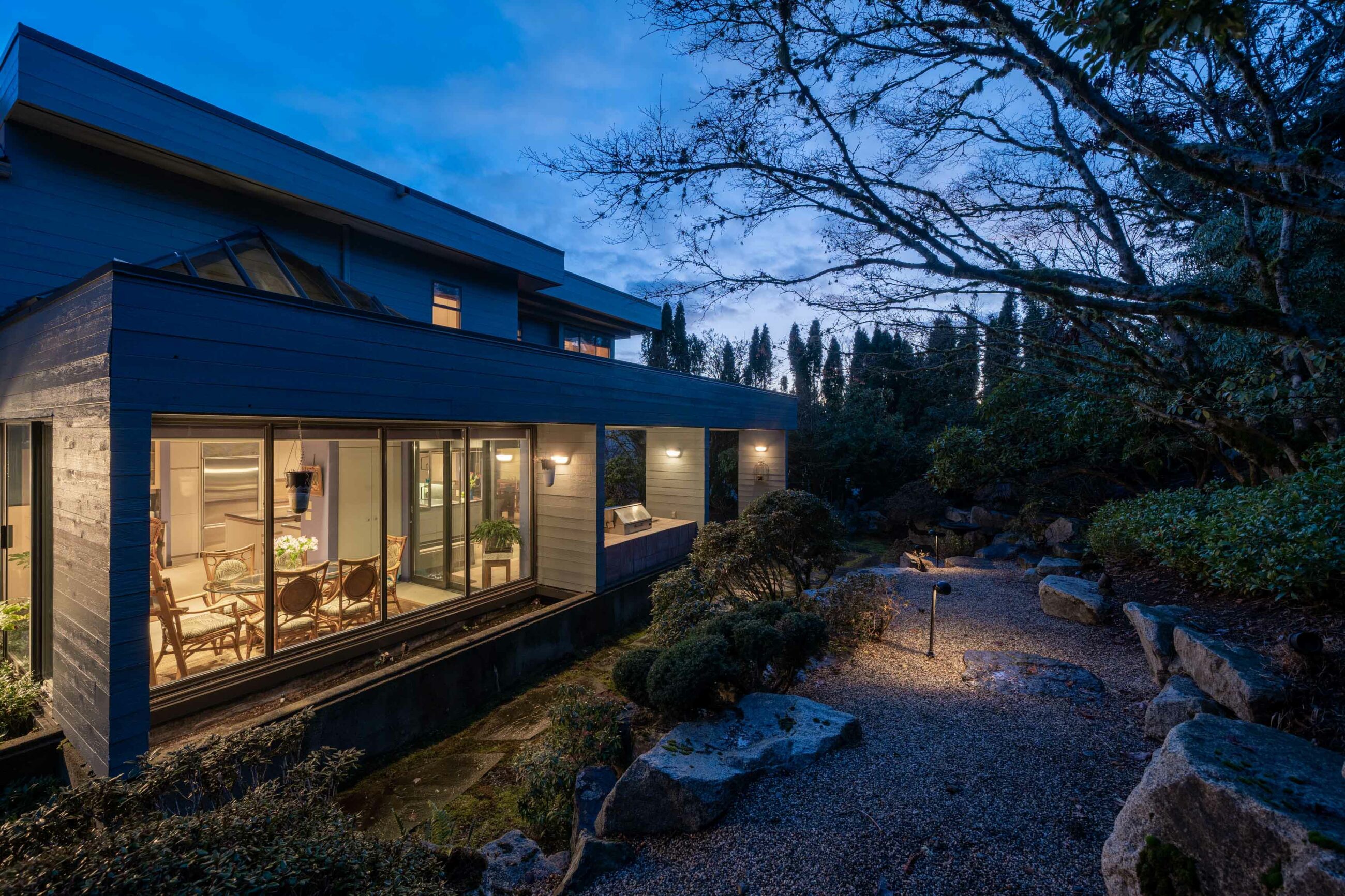 IMMACULATE FAMILY RESIDENCE WITH OCEAN & CITY VIEWS - 2527 Westhill Drive, West Vancouver