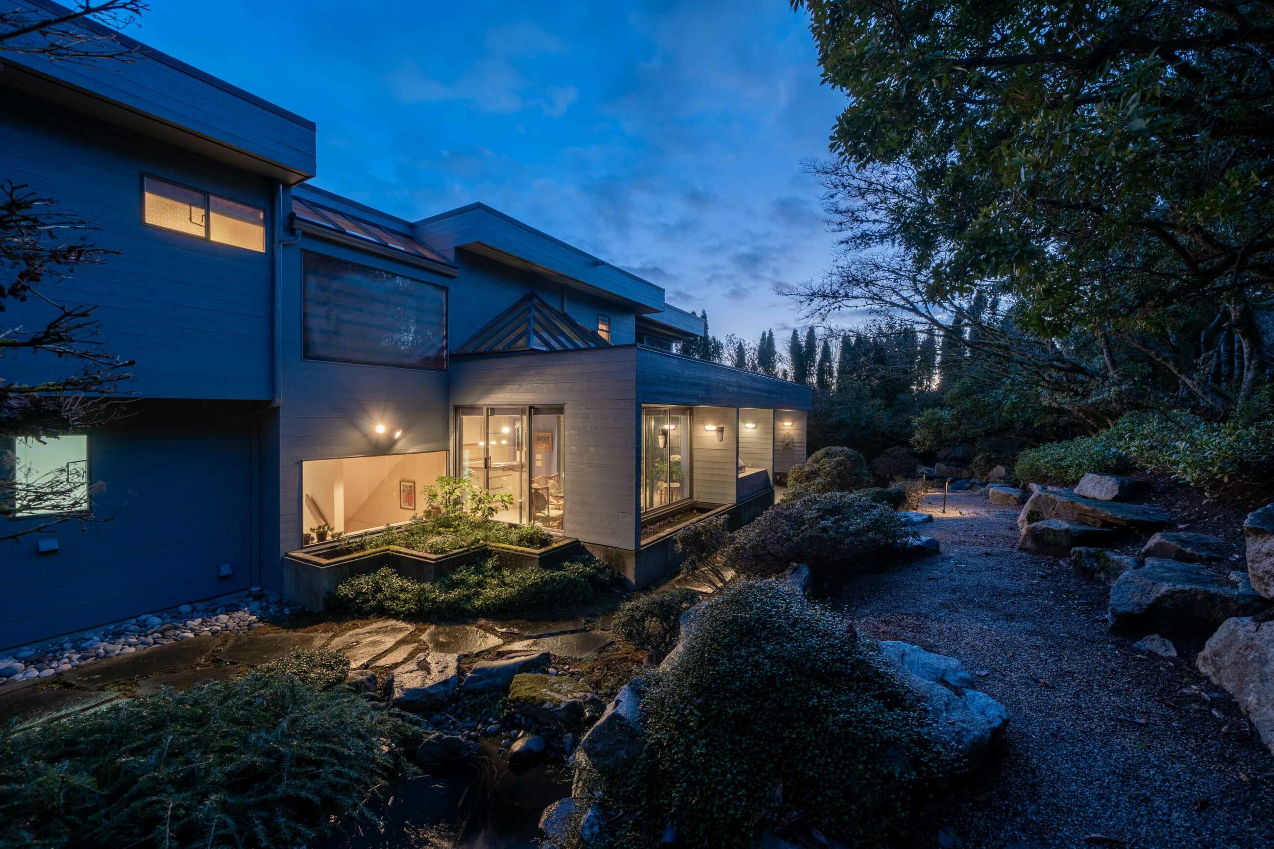 IMMACULATE FAMILY RESIDENCE WITH OCEAN & CITY VIEWS - 2527 Westhill Drive, West Vancouver
