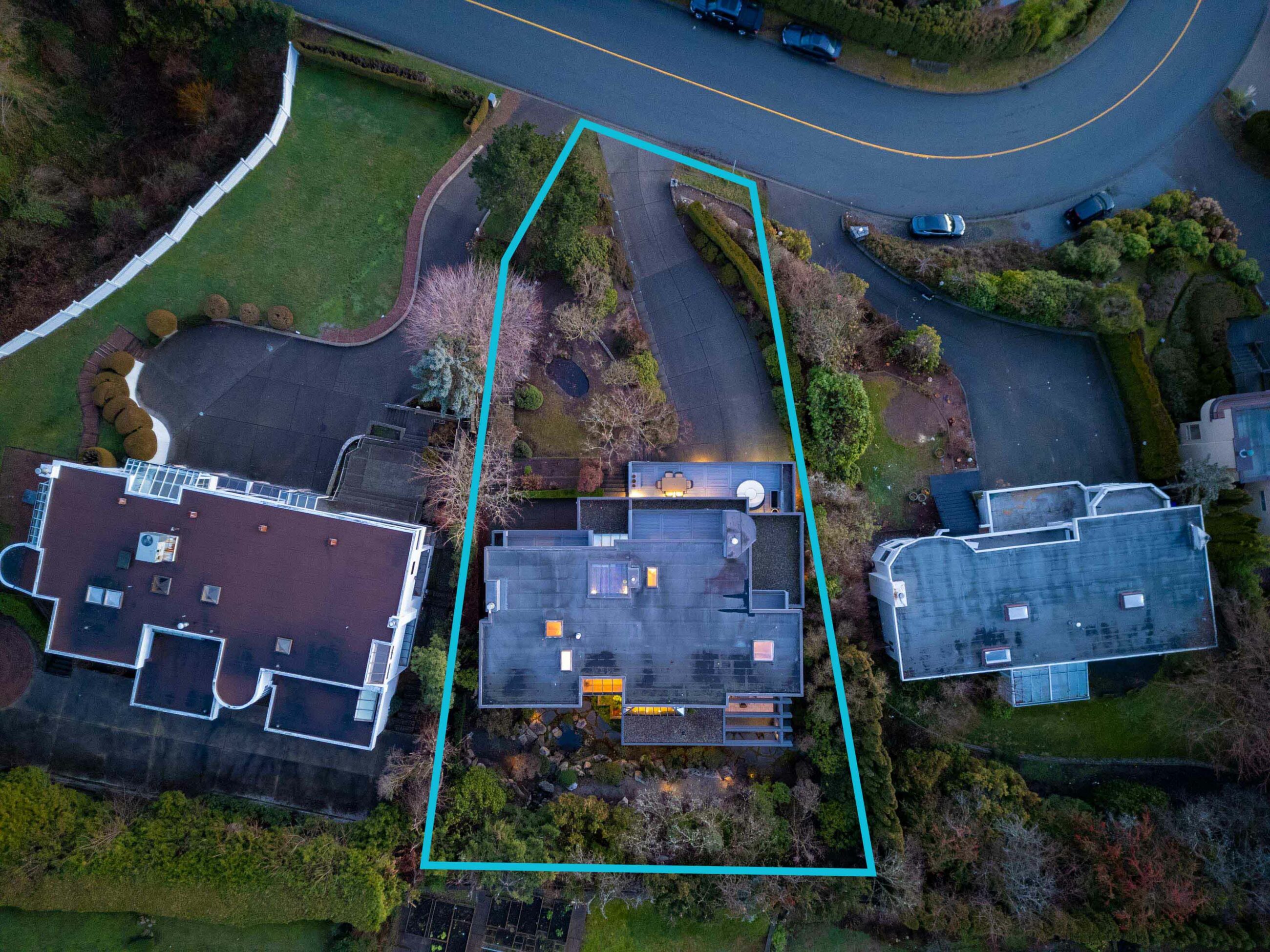 IMMACULATE FAMILY RESIDENCE WITH OCEAN & CITY VIEWS - 2527 Westhill Drive, West Vancouver