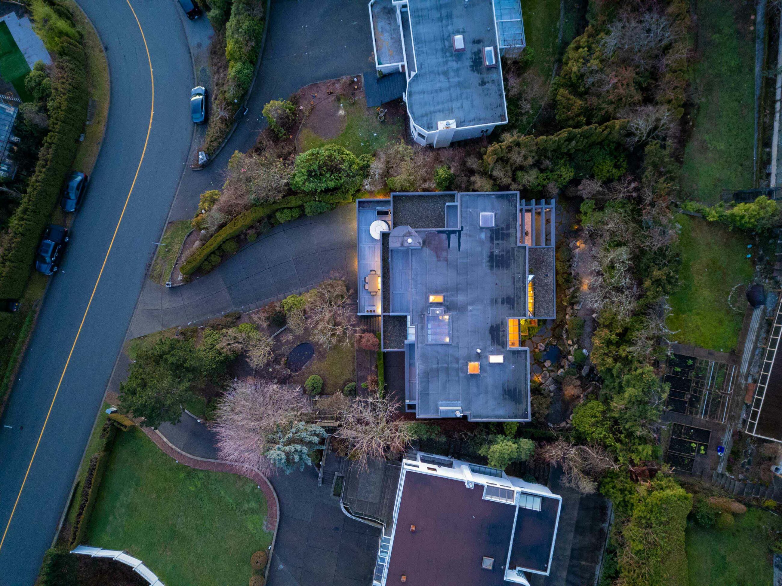 IMMACULATE FAMILY RESIDENCE WITH OCEAN & CITY VIEWS - 2527 Westhill Drive, West Vancouver