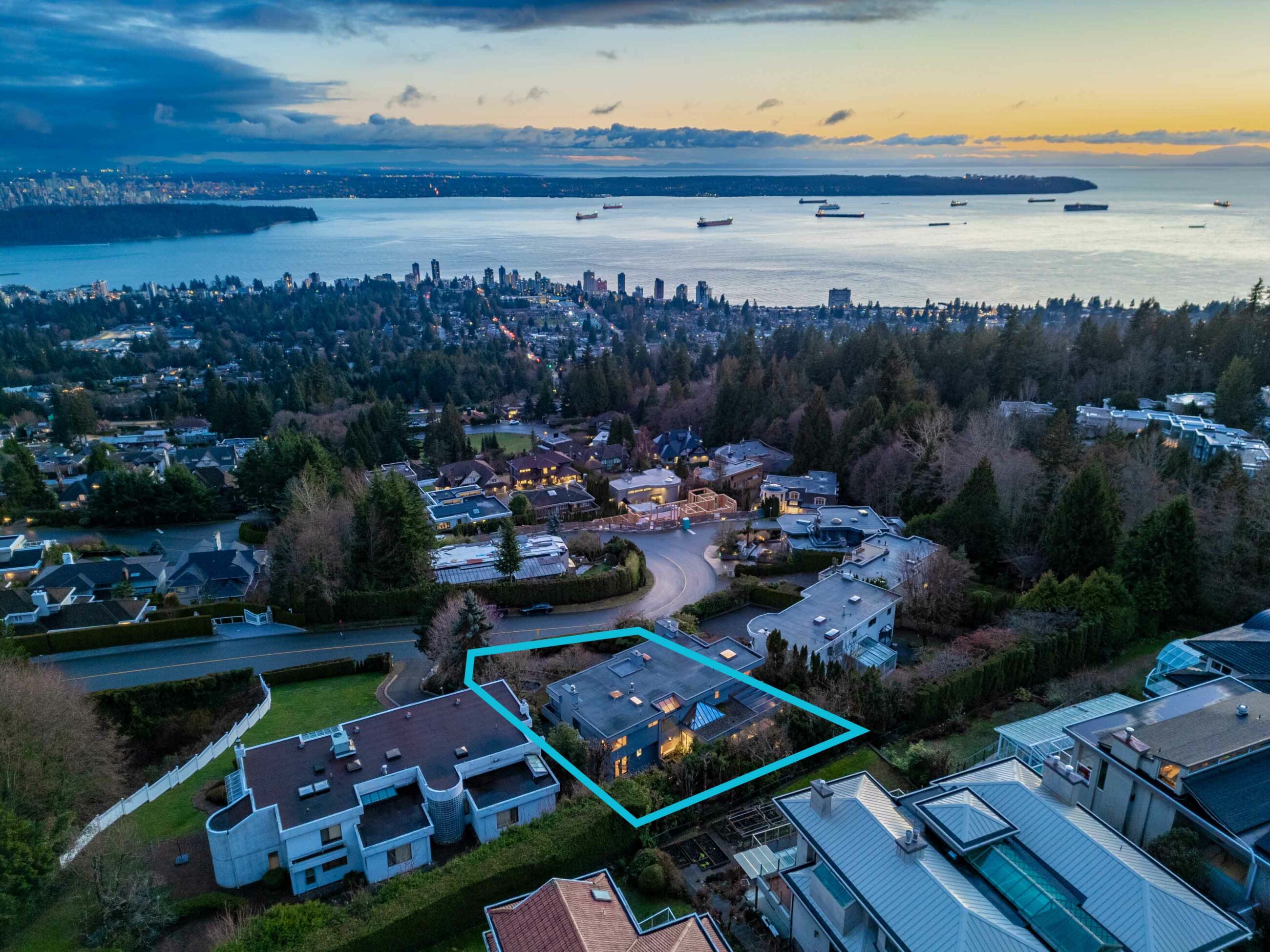 IMMACULATE FAMILY RESIDENCE WITH OCEAN & CITY VIEWS - 2527 Westhill Drive, West Vancouver