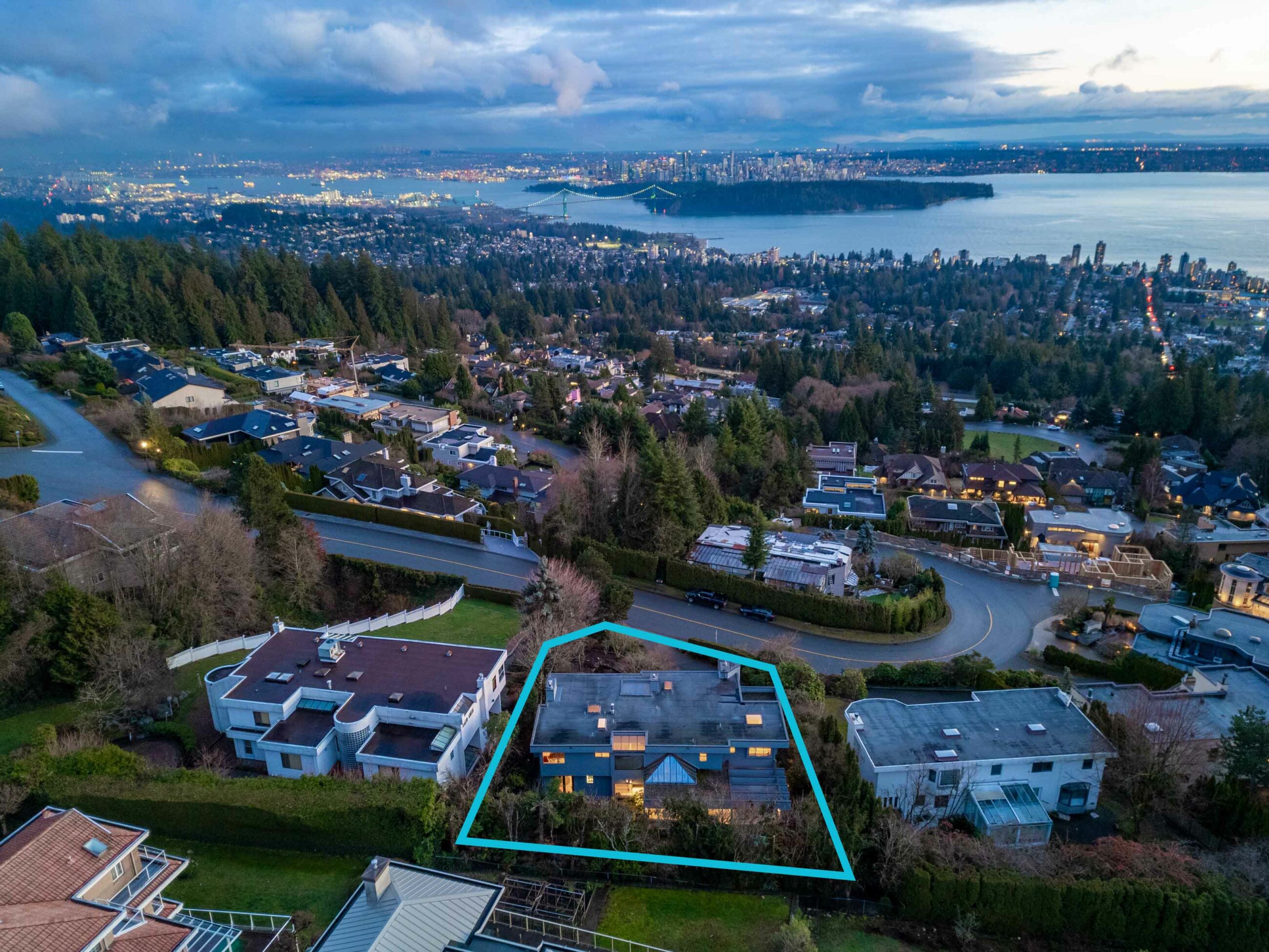 IMMACULATE FAMILY RESIDENCE WITH OCEAN & CITY VIEWS - 2527 Westhill Drive, West Vancouver