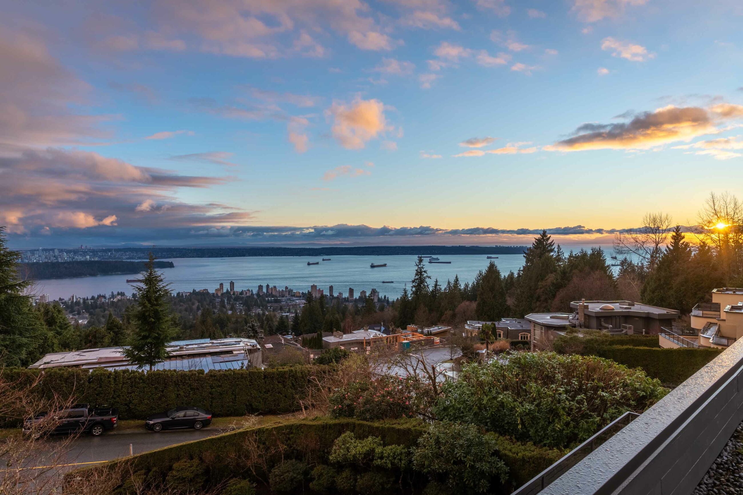 IMMACULATE FAMILY RESIDENCE WITH OCEAN & CITY VIEWS - 2527 Westhill Drive, West Vancouver