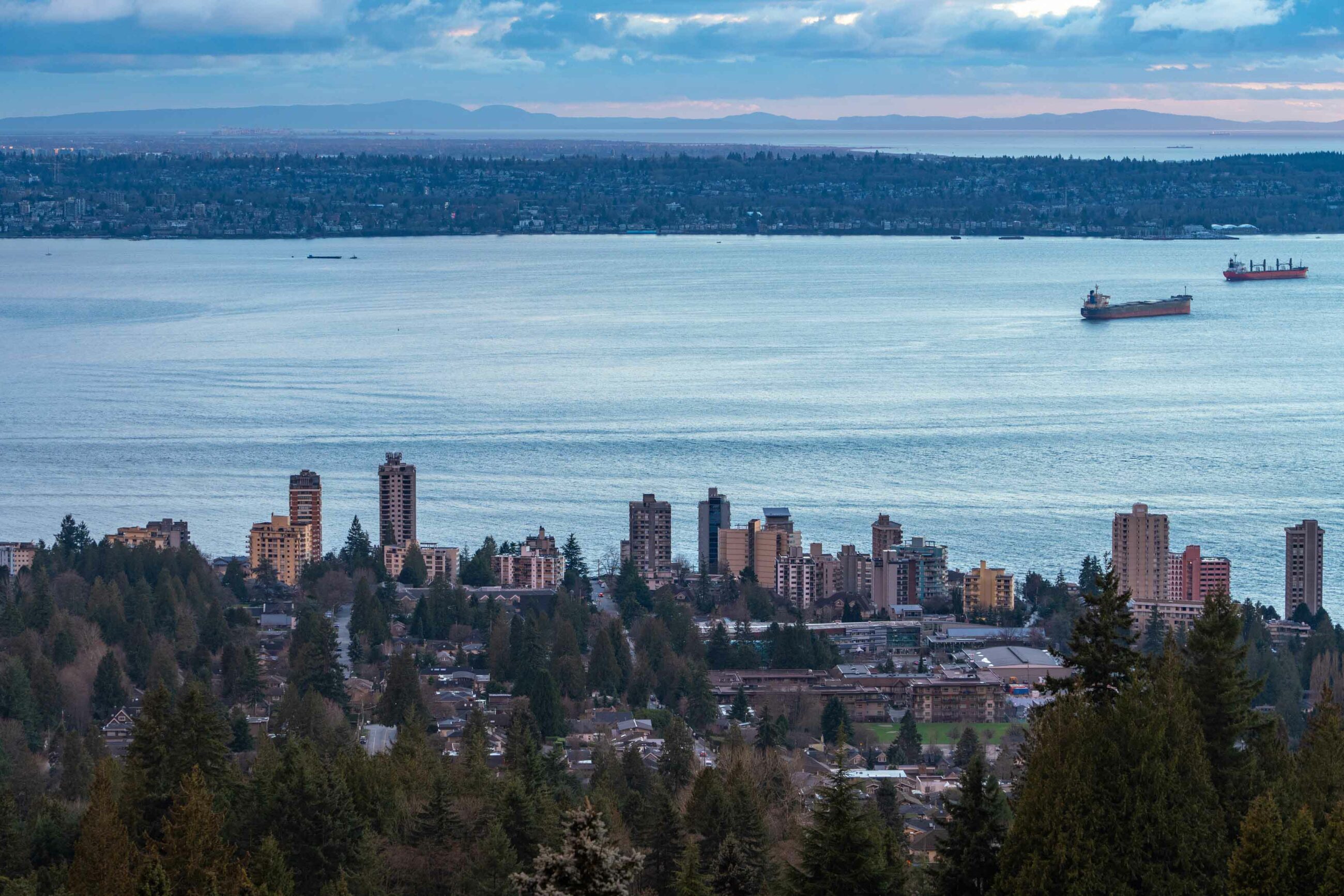 IMMACULATE FAMILY RESIDENCE WITH OCEAN & CITY VIEWS - 2527 Westhill Drive, West Vancouver