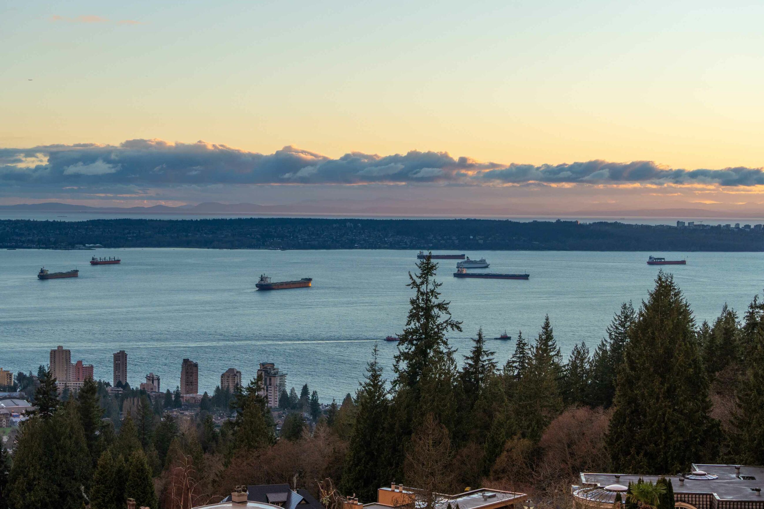 IMMACULATE FAMILY RESIDENCE WITH OCEAN & CITY VIEWS - 2527 Westhill Drive, West Vancouver