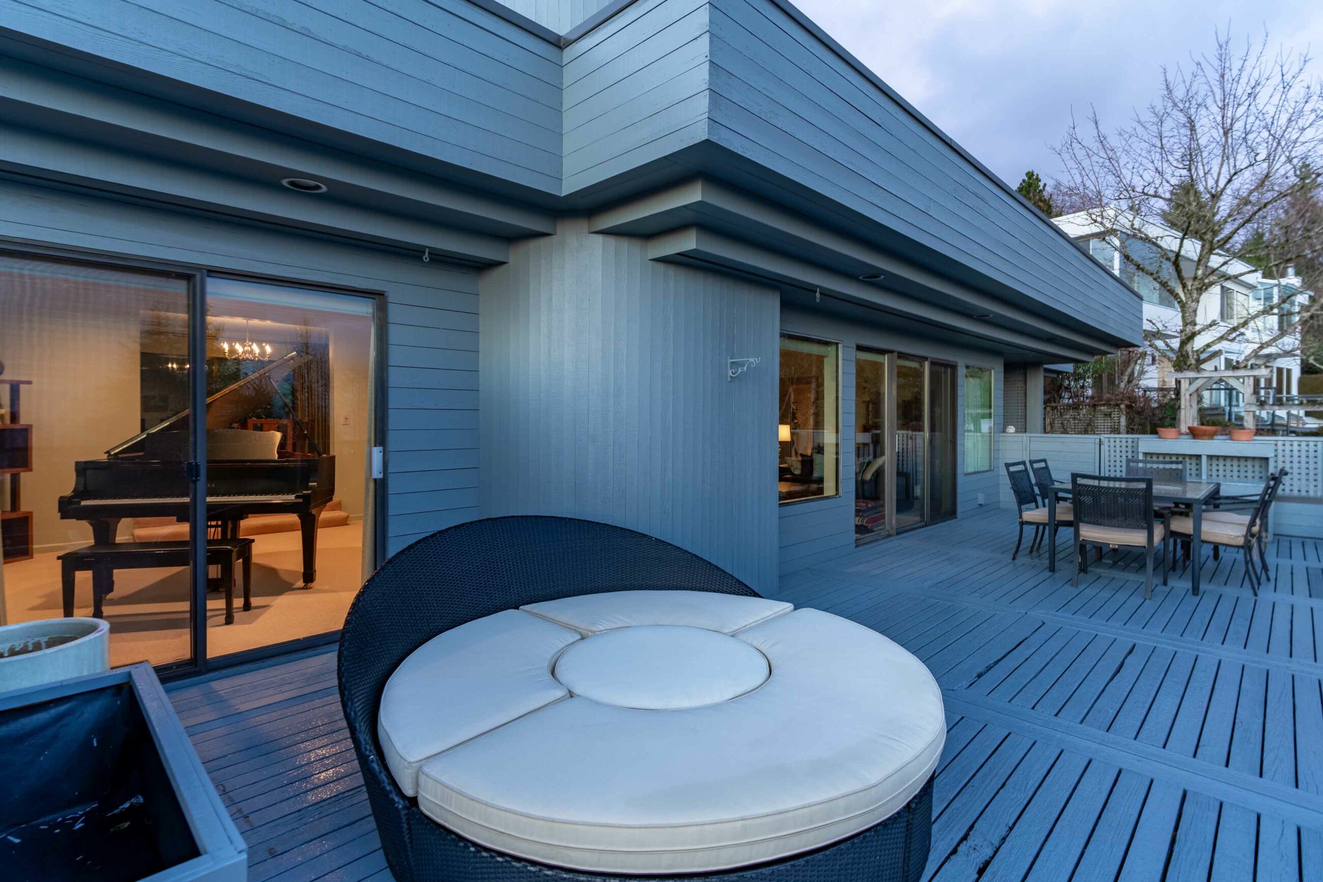 IMMACULATE FAMILY RESIDENCE WITH OCEAN & CITY VIEWS - 2527 Westhill Drive, West Vancouver