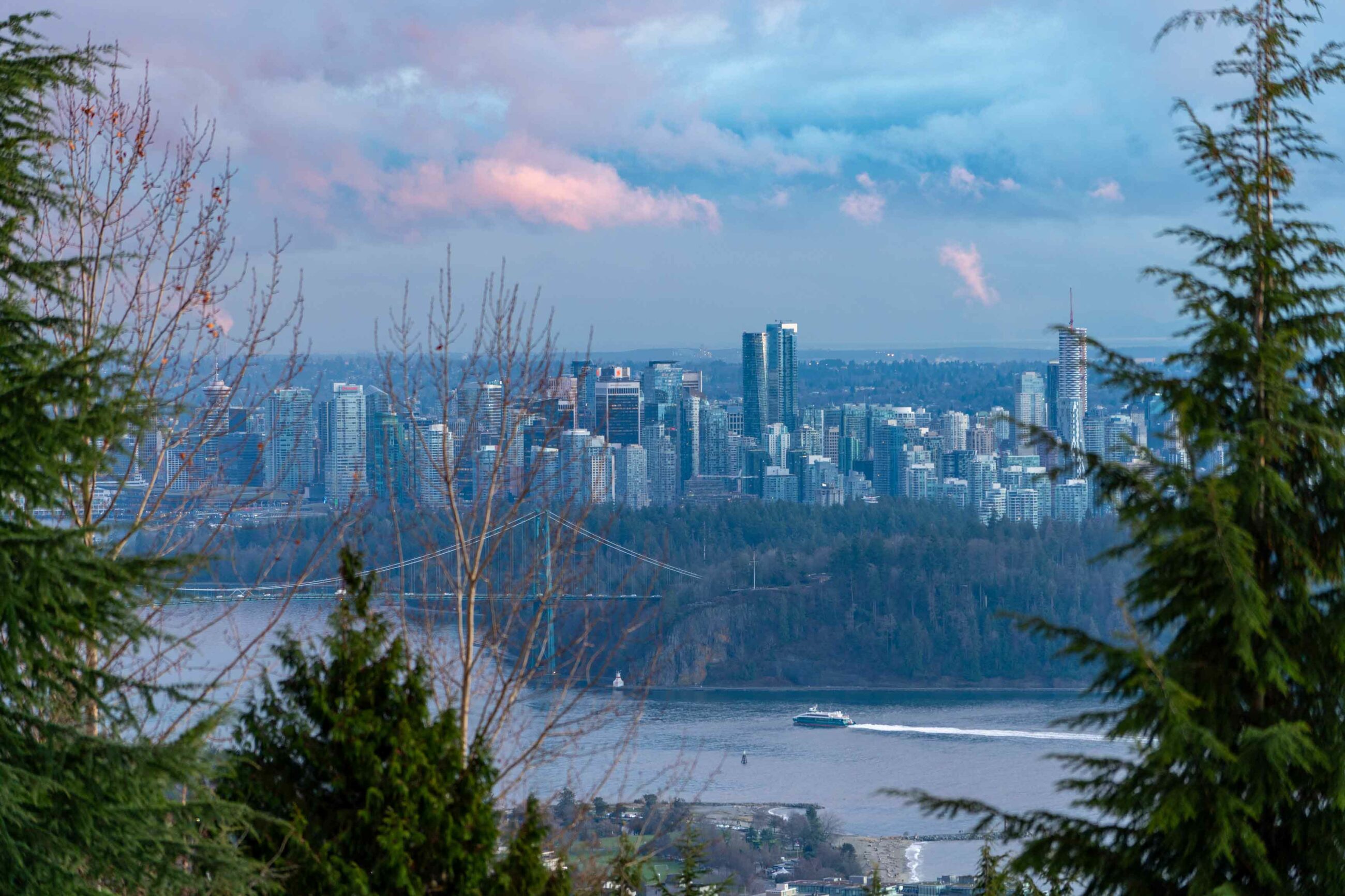 IMMACULATE FAMILY RESIDENCE WITH OCEAN & CITY VIEWS - 2527 Westhill Drive, West Vancouver