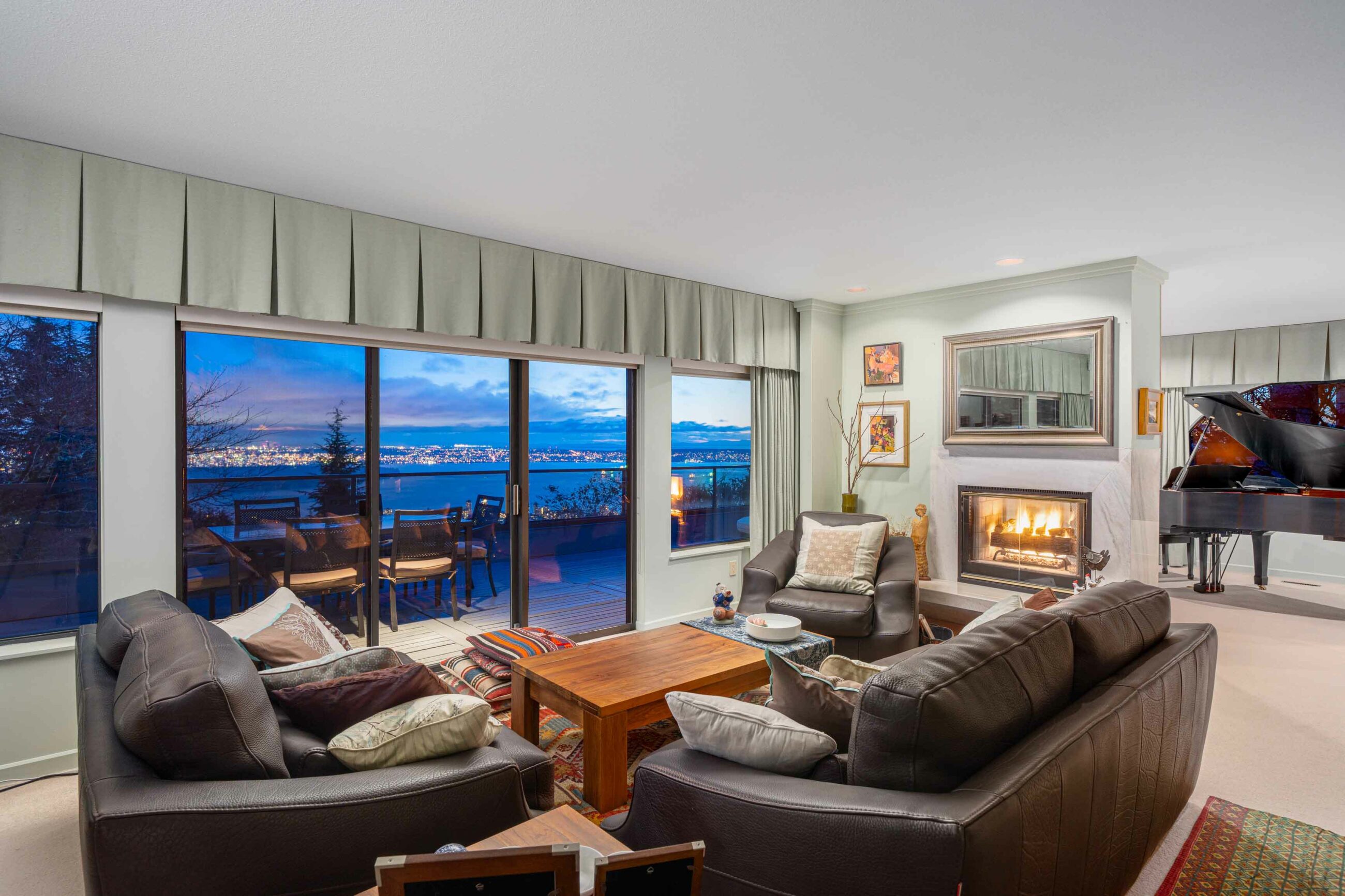 IMMACULATE FAMILY RESIDENCE WITH OCEAN & CITY VIEWS - 2527 Westhill Drive, West Vancouver