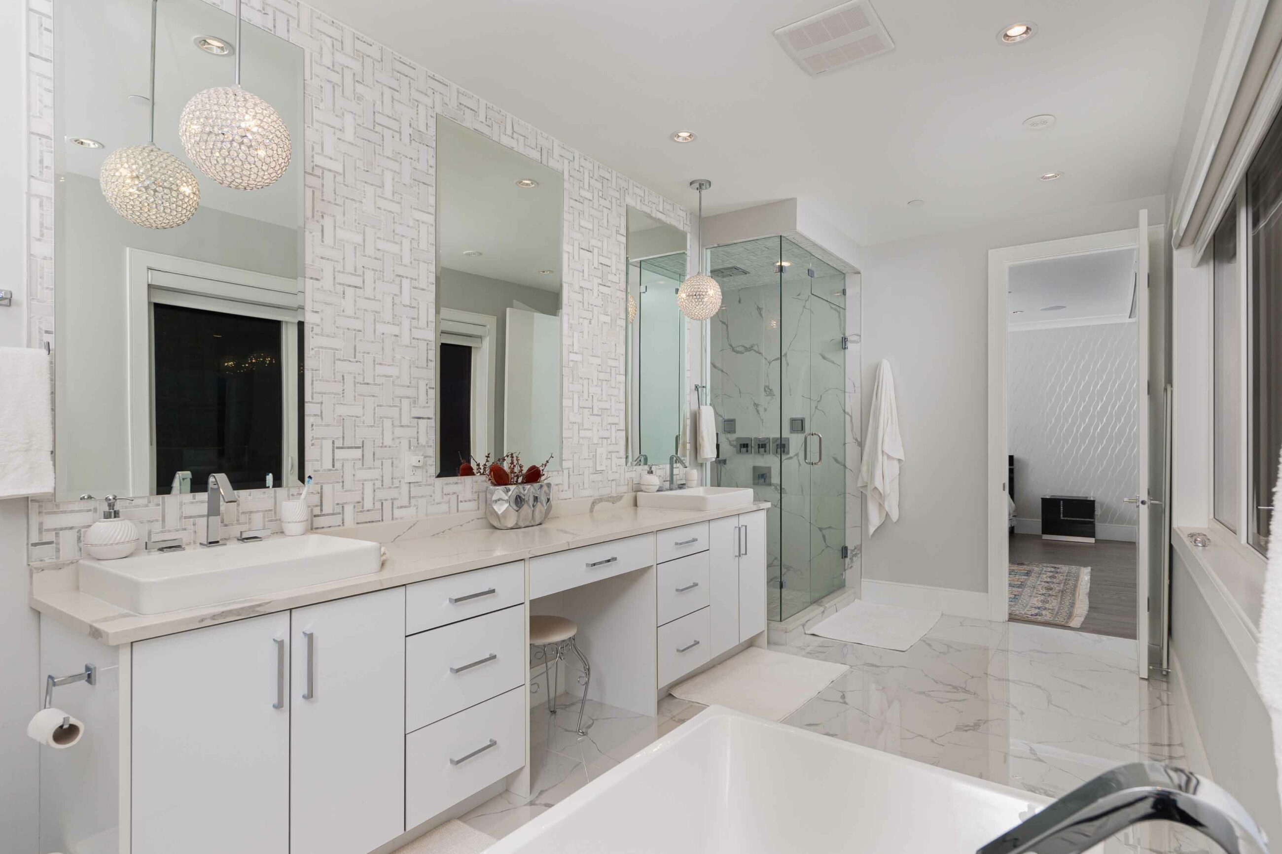 CONTEMPORARY WHITE ROCK FAMILY HOME - 15999 Columbia Avenue, White Rock