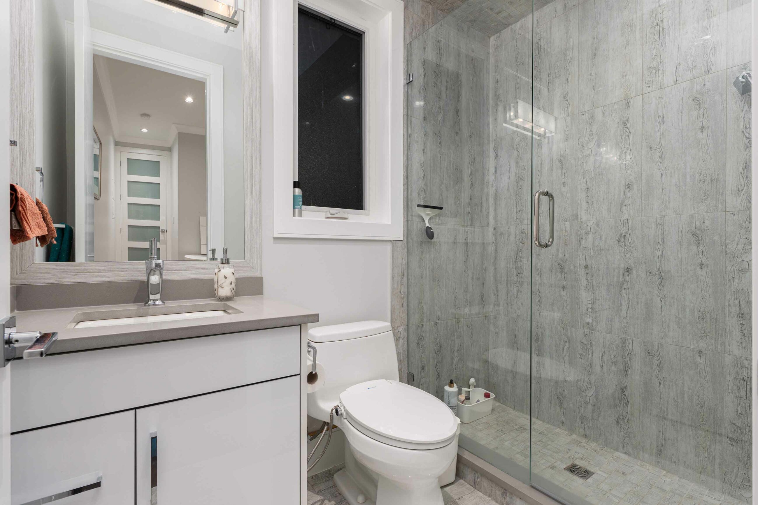 CONTEMPORARY WHITE ROCK FAMILY HOME - 15999 Columbia Avenue, White Rock