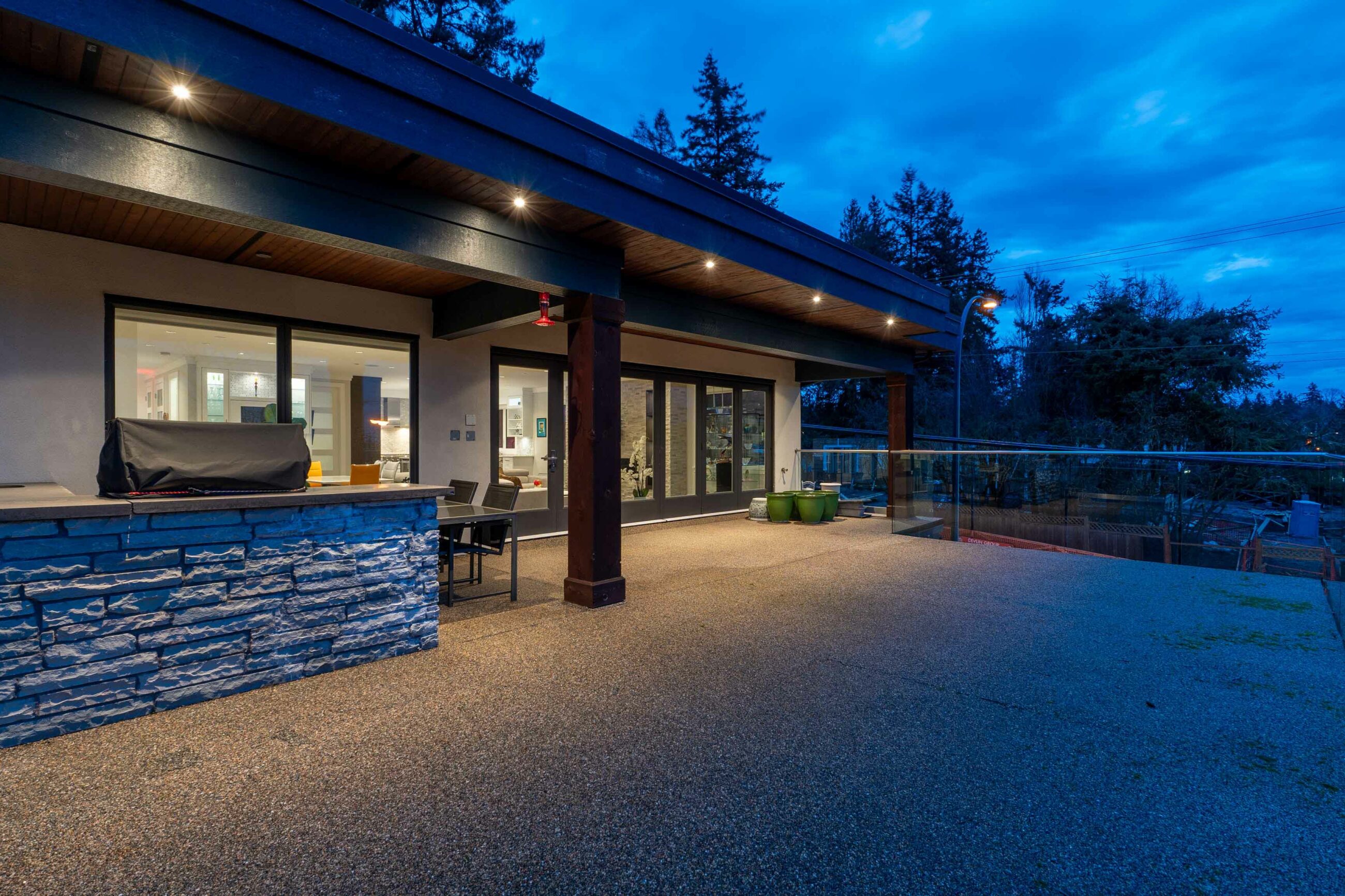 CONTEMPORARY WHITE ROCK FAMILY HOME - 15999 Columbia Avenue, White Rock