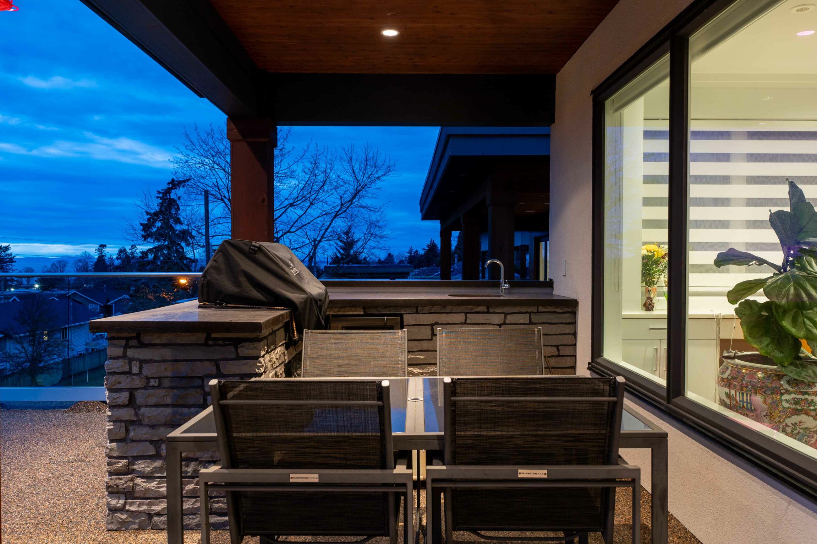 CONTEMPORARY WHITE ROCK FAMILY HOME - 15999 Columbia Avenue, White Rock