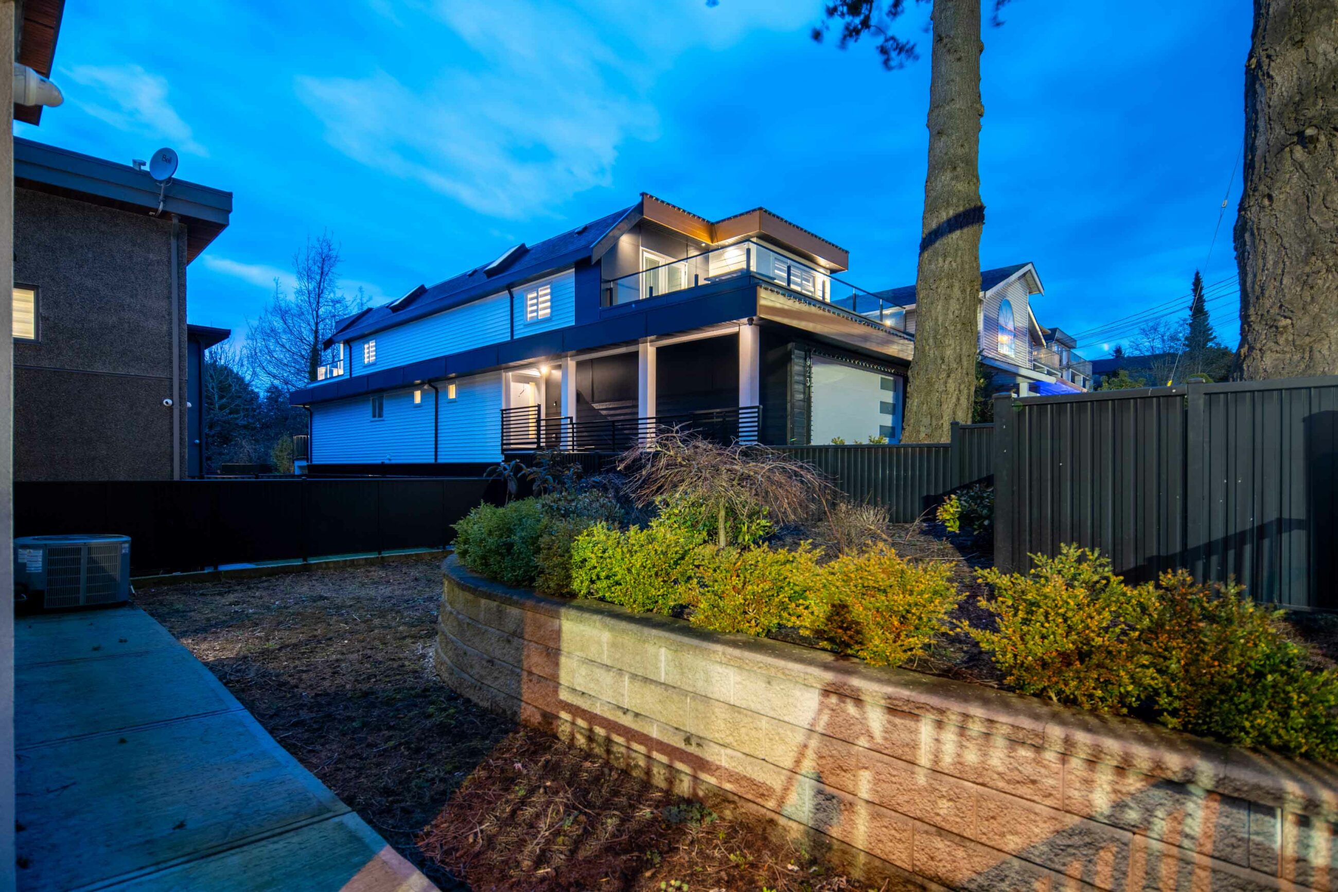 CONTEMPORARY WHITE ROCK FAMILY HOME - 15999 Columbia Avenue, White Rock