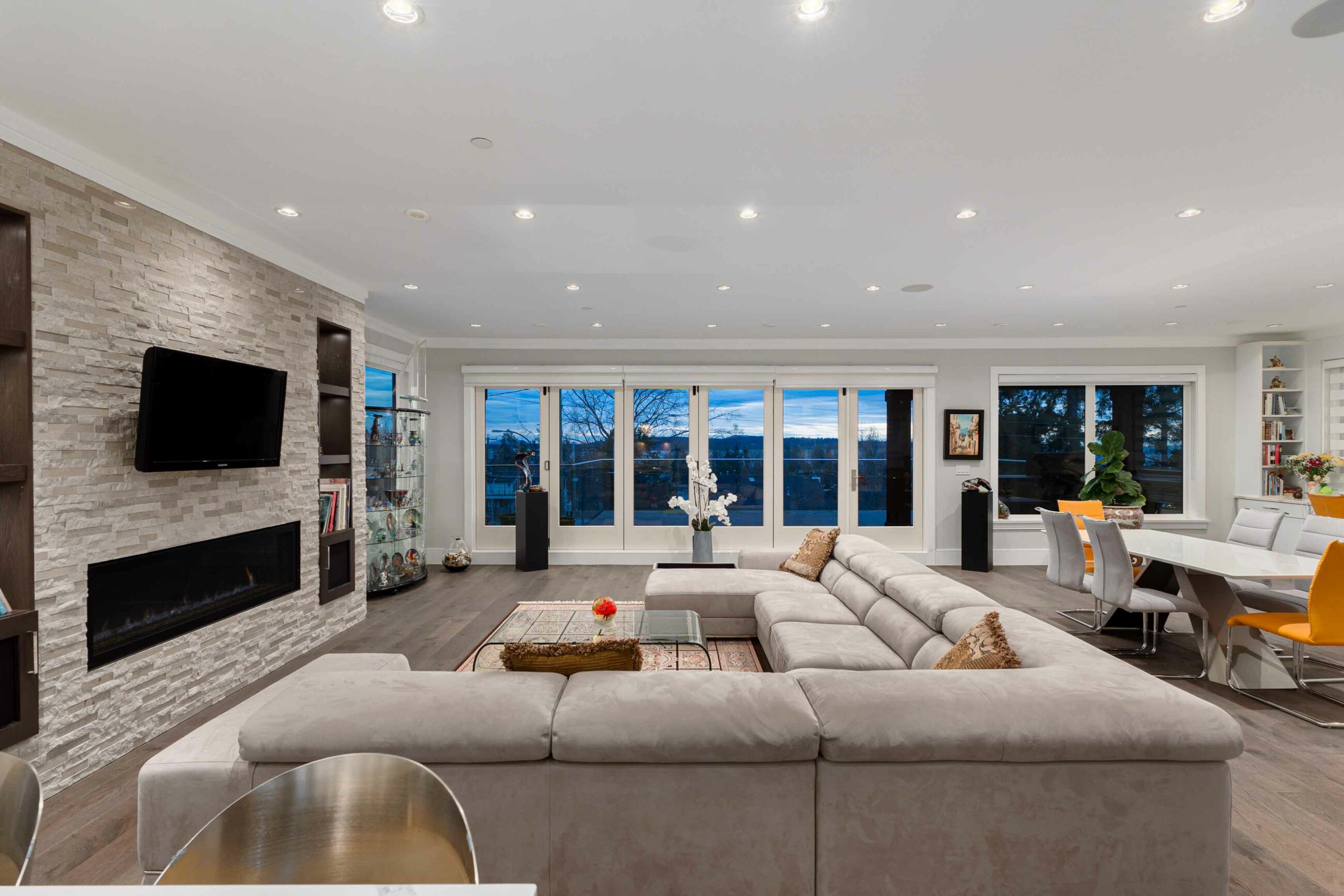 CONTEMPORARY WHITE ROCK FAMILY HOME - 15999 Columbia Avenue, White Rock