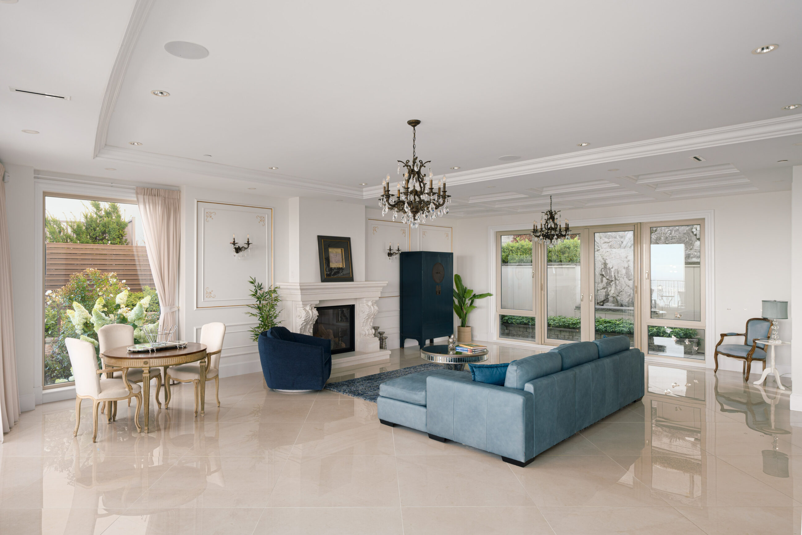 BRITISH PROPERTIES WITH 280-DEGREE PANORAMIC STUNNING VIEWS - 1095 Millsteam Road, West Vancouver