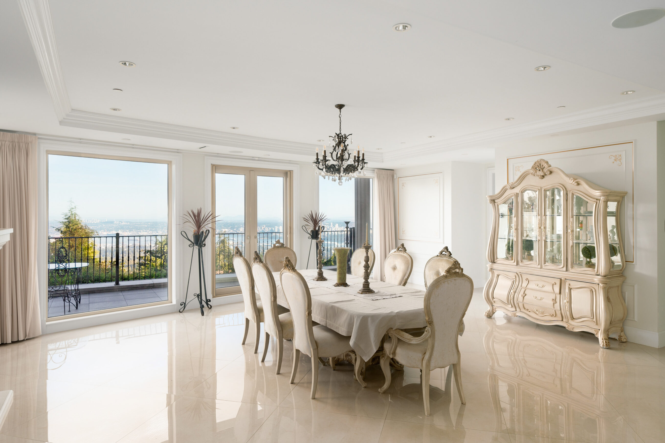 BRITISH PROPERTIES WITH 280-DEGREE PANORAMIC STUNNING VIEWS - 1095 Millsteam Road, West Vancouver