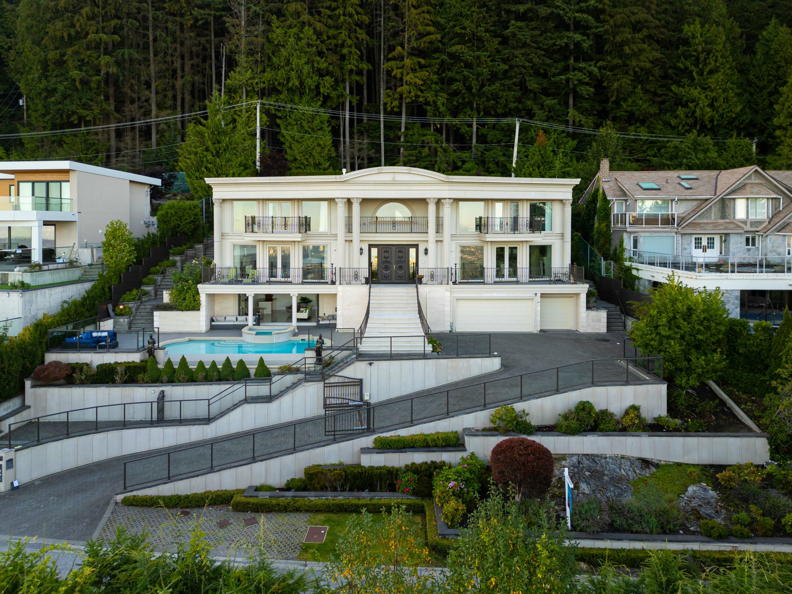 BRITISH PROPERTIES WITH 280-DEGREE PANORAMIC STUNNING VIEWS - 1095 Millsteam Road, West Vancouver