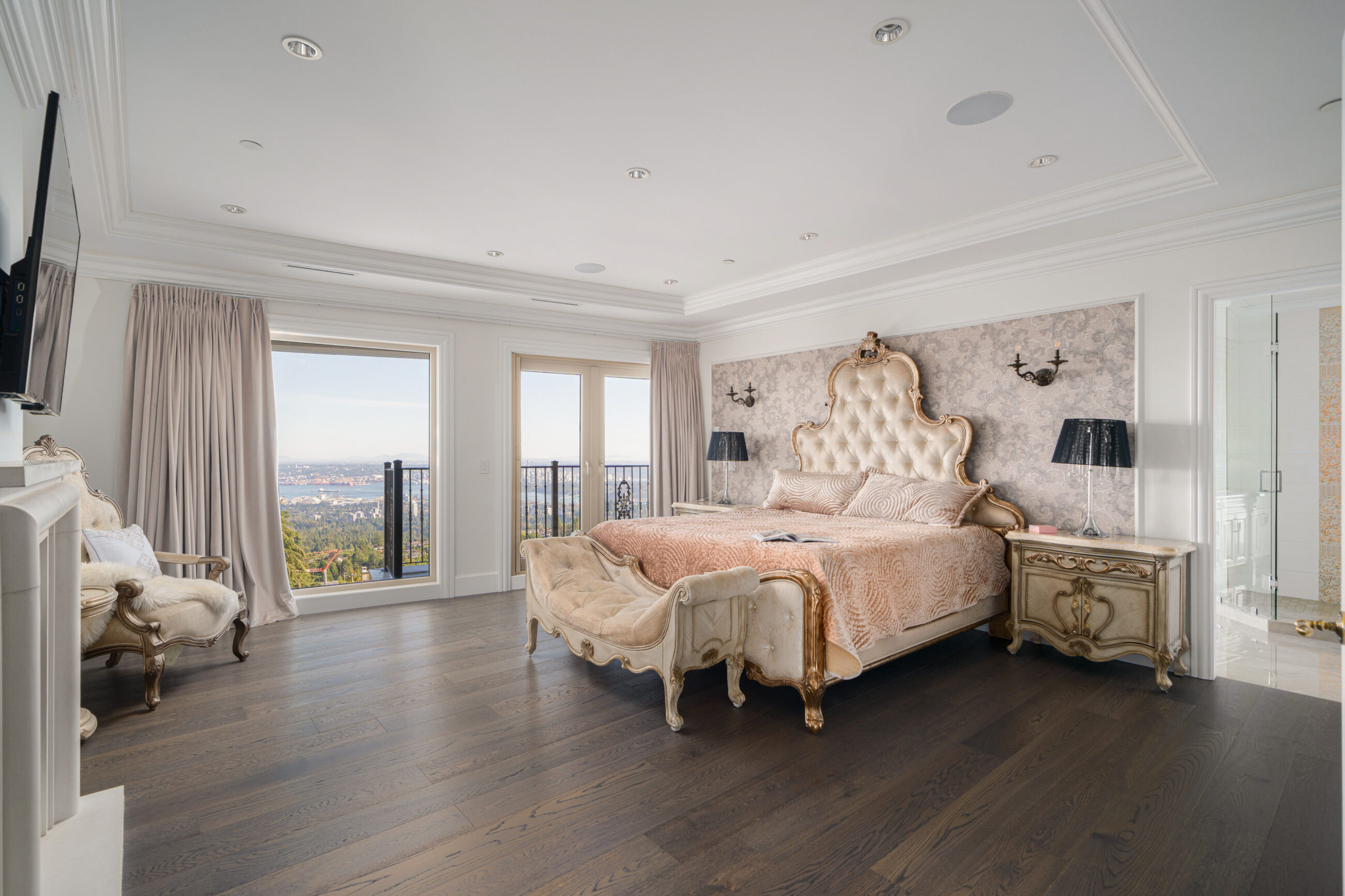 BRITISH PROPERTIES WITH 280-DEGREE PANORAMIC STUNNING VIEWS - 1095 Millsteam Road, West Vancouver