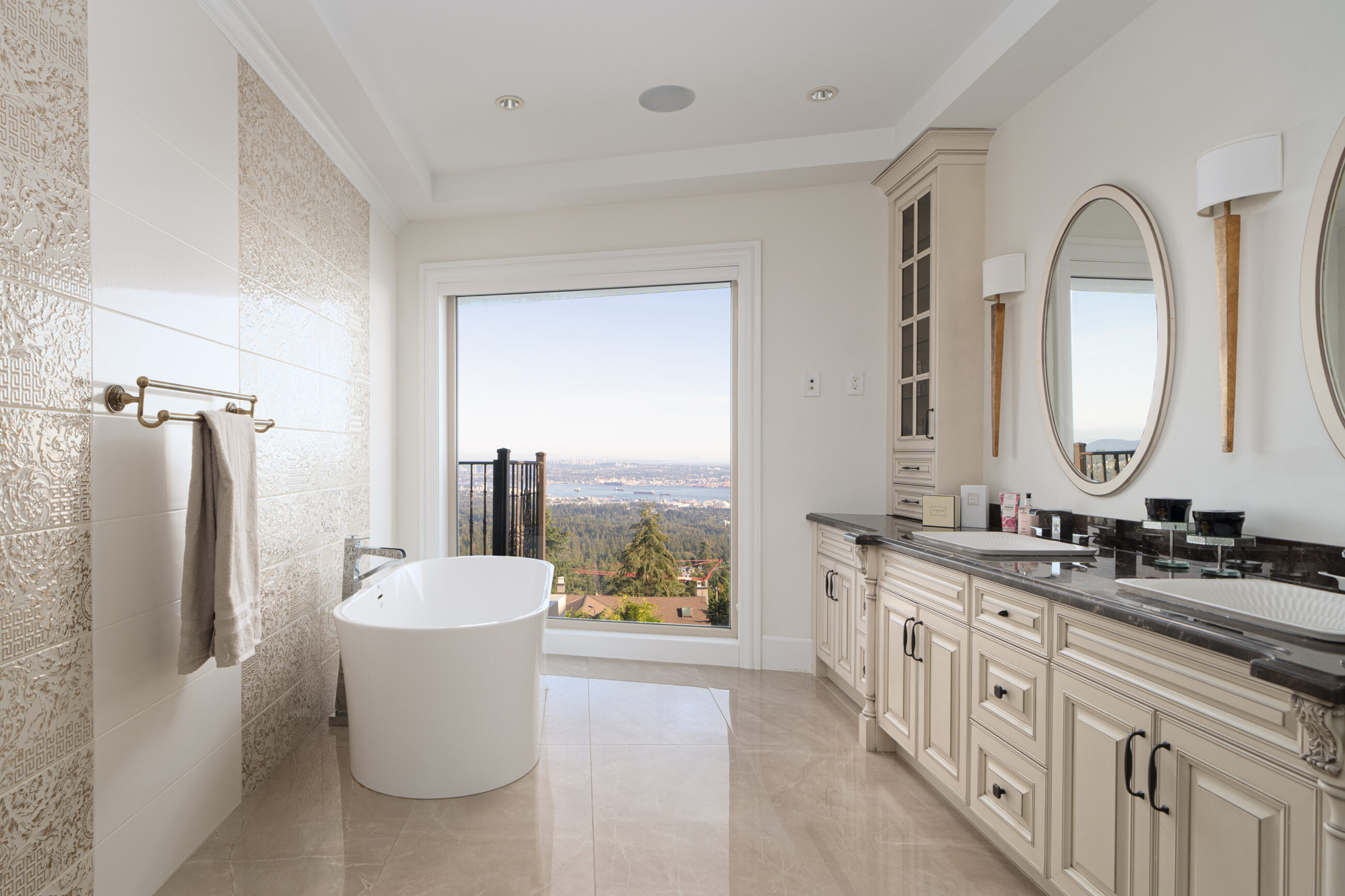 BRITISH PROPERTIES WITH 280-DEGREE PANORAMIC STUNNING VIEWS - 1095 Millsteam Road, West Vancouver