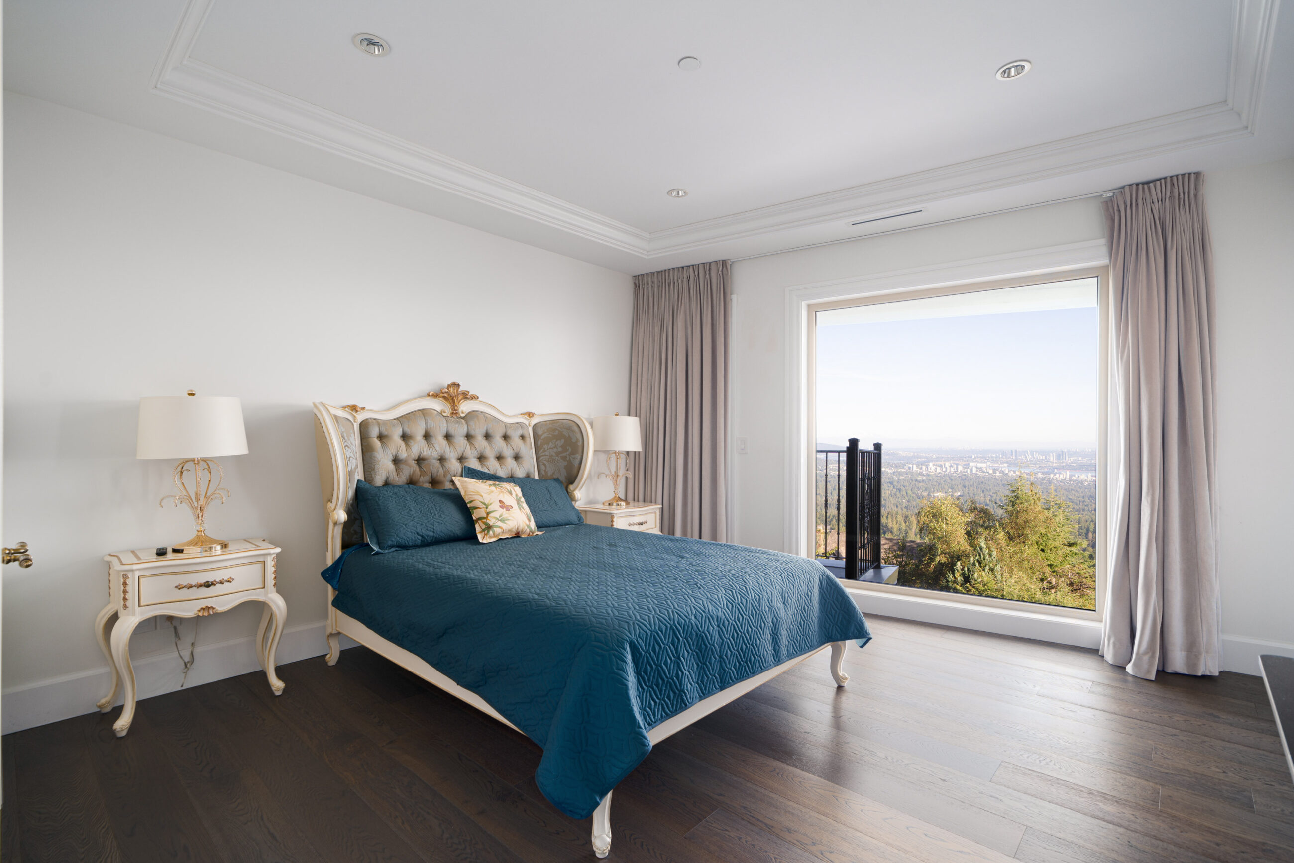 BRITISH PROPERTIES WITH 280-DEGREE PANORAMIC STUNNING VIEWS - 1095 Millsteam Road, West Vancouver