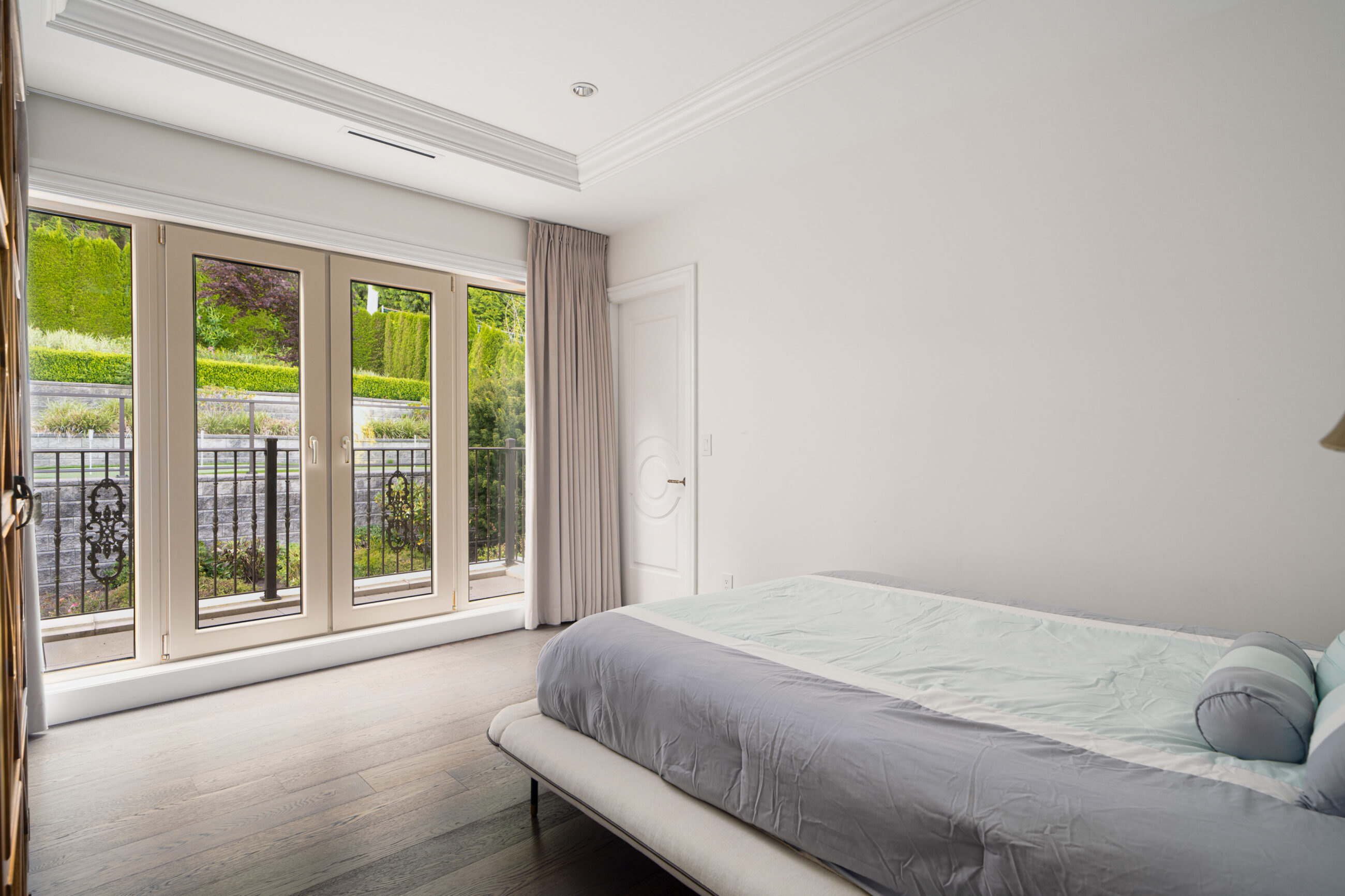 BRITISH PROPERTIES WITH 280-DEGREE PANORAMIC STUNNING VIEWS - 1095 Millsteam Road, West Vancouver