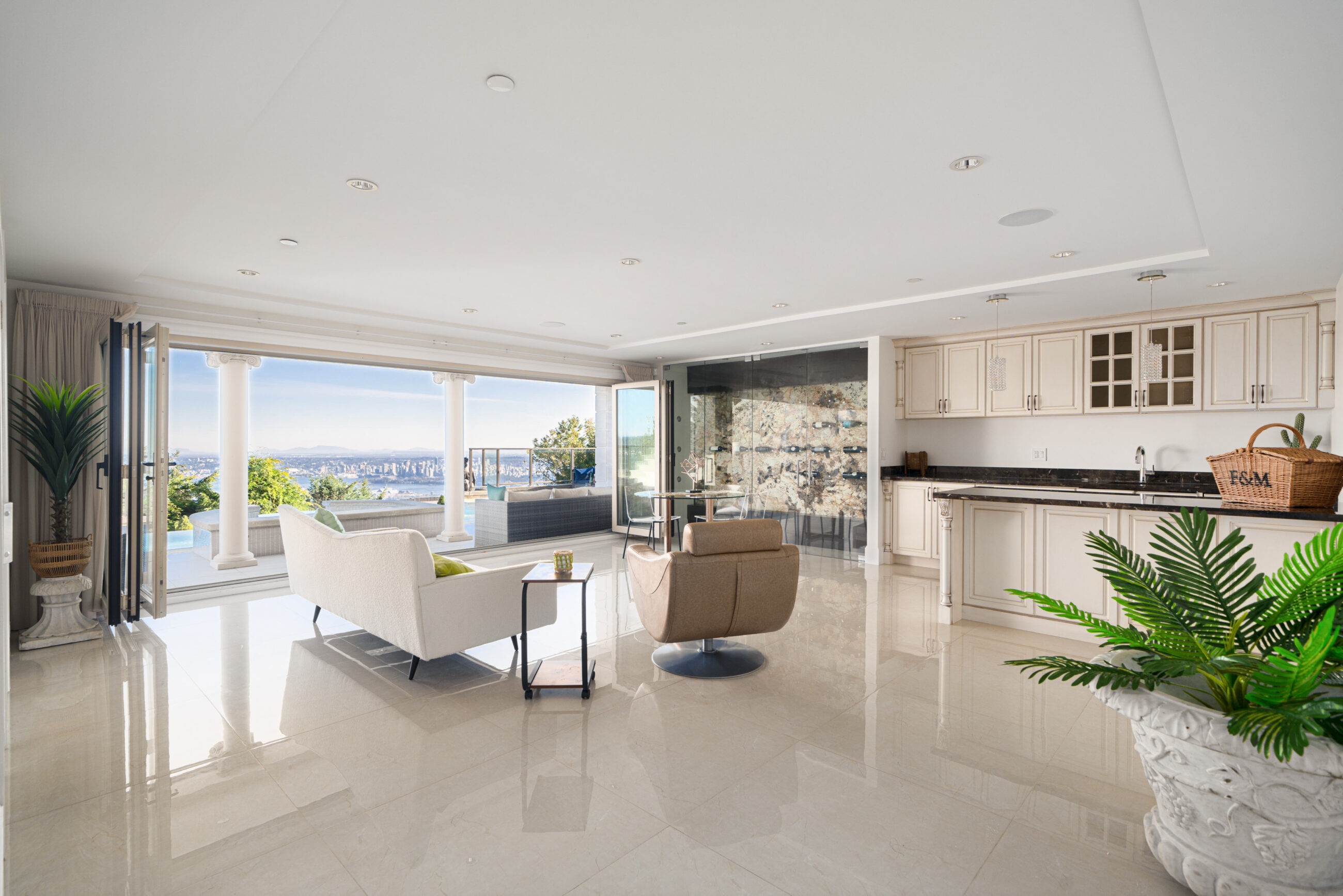 BRITISH PROPERTIES WITH 280-DEGREE PANORAMIC STUNNING VIEWS - 1095 Millsteam Road, West Vancouver