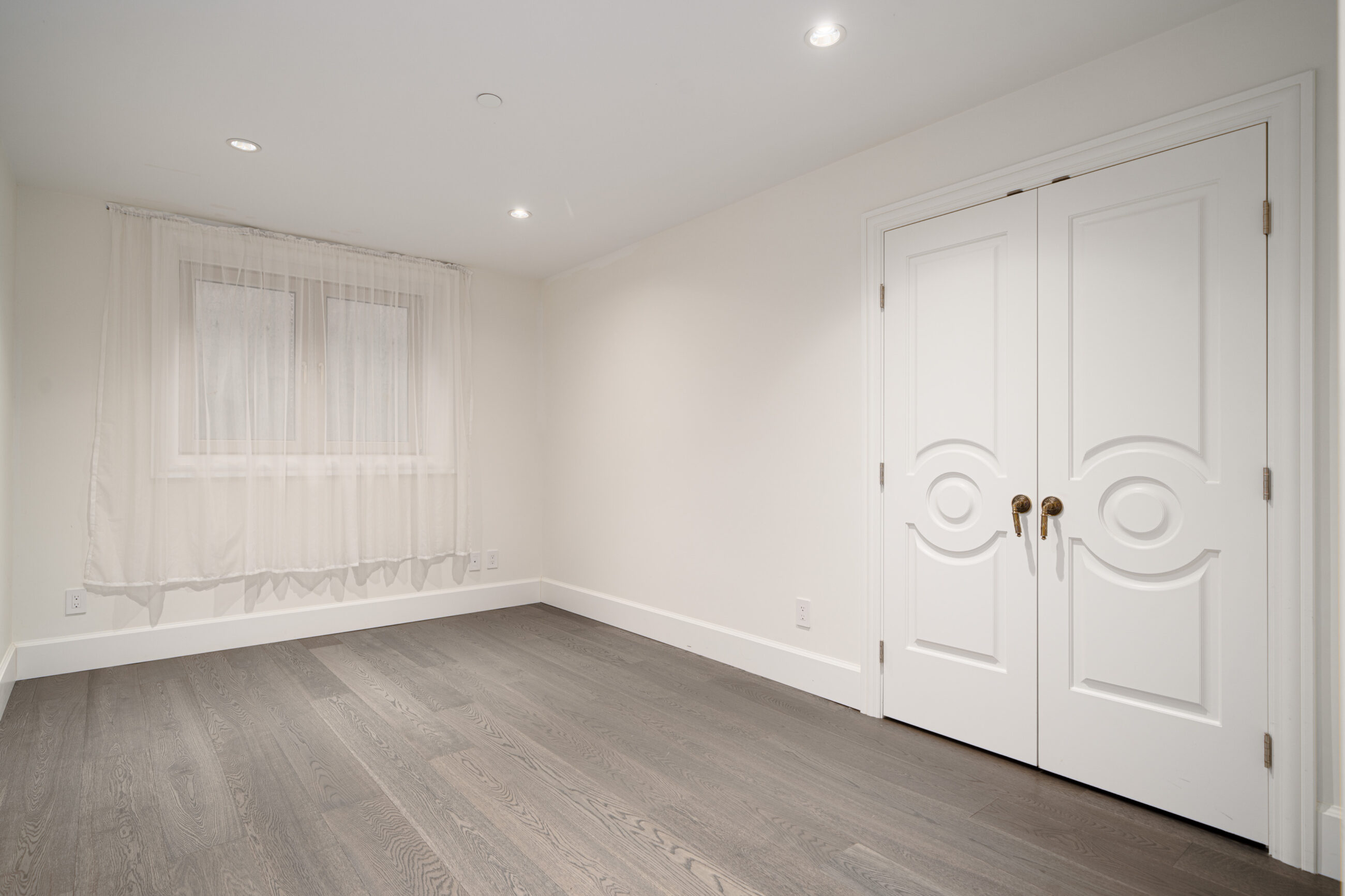 BRITISH PROPERTIES WITH 280-DEGREE PANORAMIC STUNNING VIEWS - 1095 Millsteam Road, West Vancouver