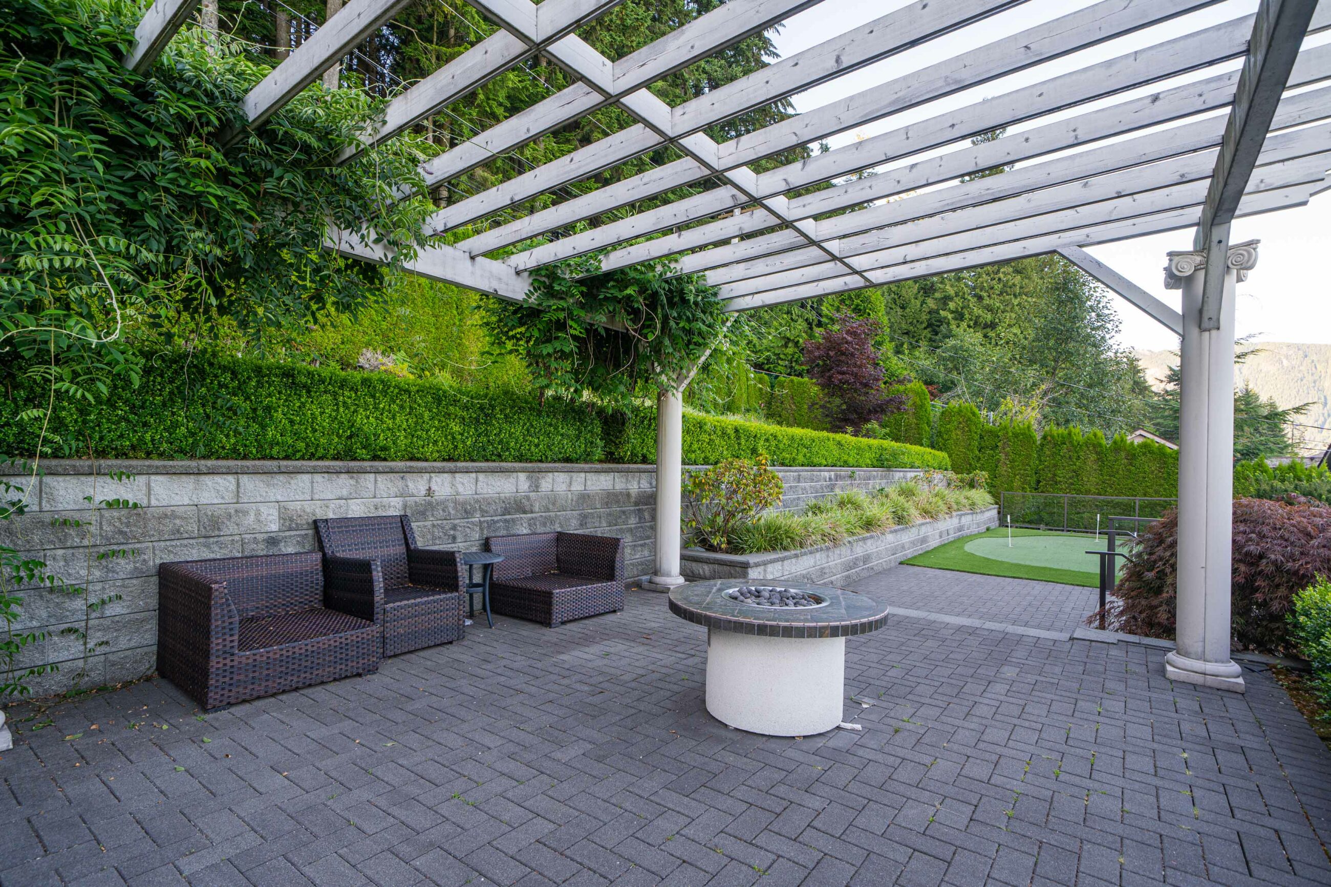 BRITISH PROPERTIES WITH 280-DEGREE PANORAMIC STUNNING VIEWS - 1095 Millsteam Road, West Vancouver