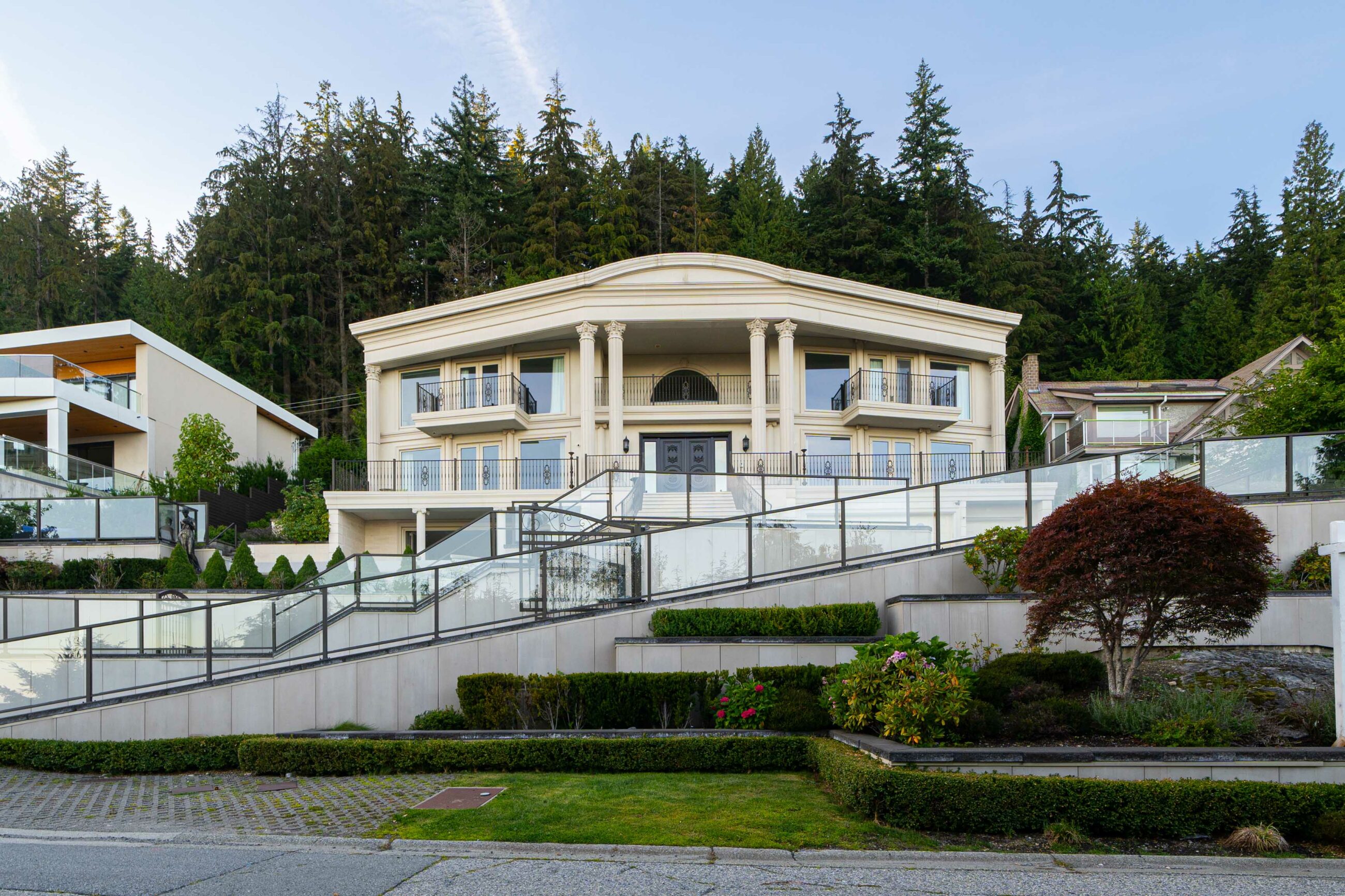 BRITISH PROPERTIES WITH 280-DEGREE PANORAMIC STUNNING VIEWS – 1095 Millsteam Road, West Vancouver