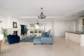 BRITISH PROPERTIES WITH 280-DEGREE PANORAMIC STUNNING VIEWS - 1095 Millsteam Road, West Vancouver