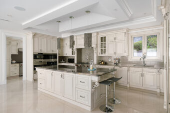 BRITISH PROPERTIES WITH 280-DEGREE PANORAMIC STUNNING VIEWS - 1095 Millsteam Road, West Vancouver