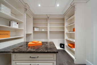 BRITISH PROPERTIES WITH 280-DEGREE PANORAMIC STUNNING VIEWS - 1095 Millsteam Road, West Vancouver