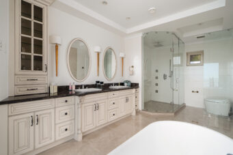 BRITISH PROPERTIES WITH 280-DEGREE PANORAMIC STUNNING VIEWS - 1095 Millsteam Road, West Vancouver