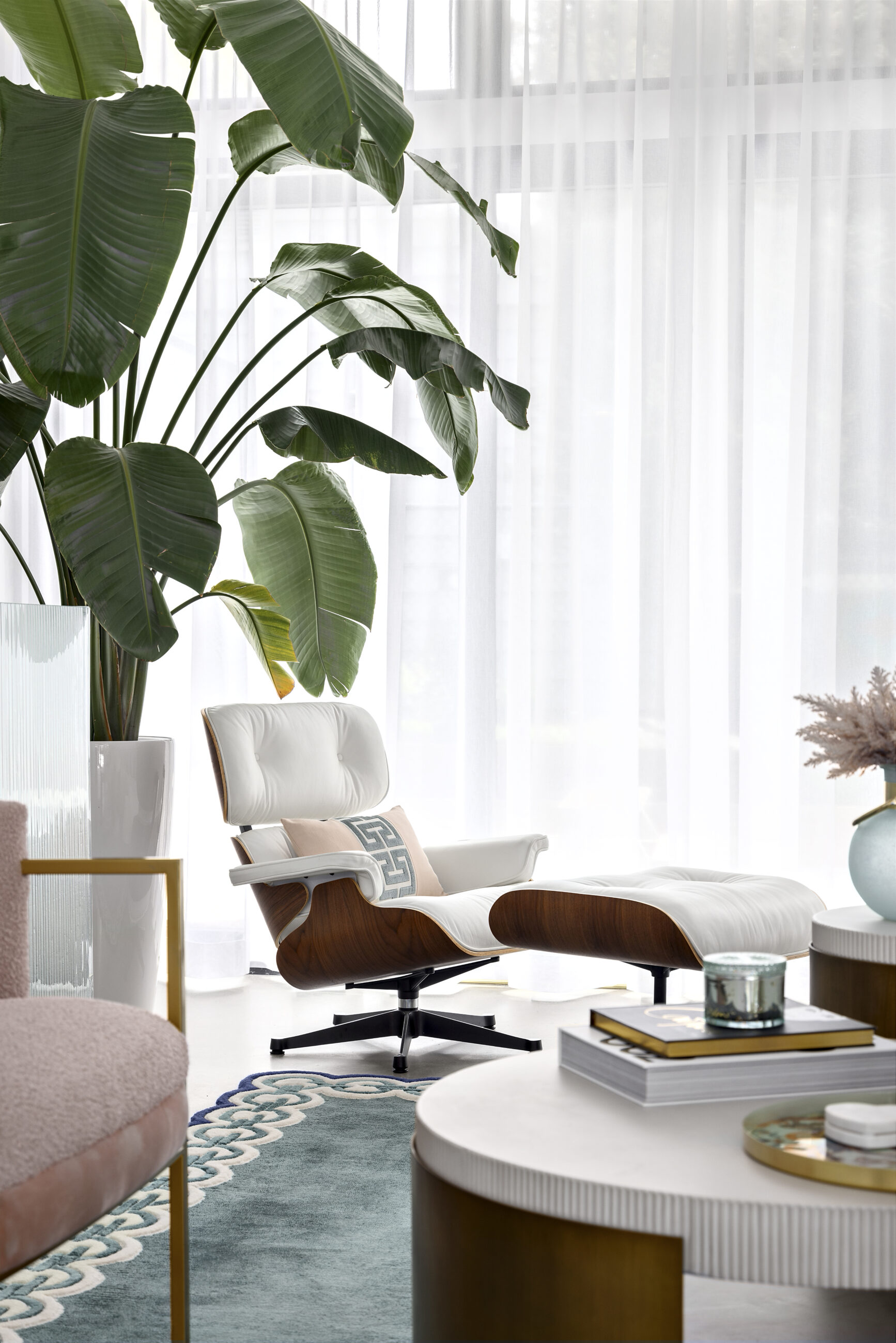 LUXURIOUS AND CONTEMPORARY HOME BY FRITS DE VRIES AND AWARD WINNING KALU INTERIORS - 510 Burhill Road, West Vancouver