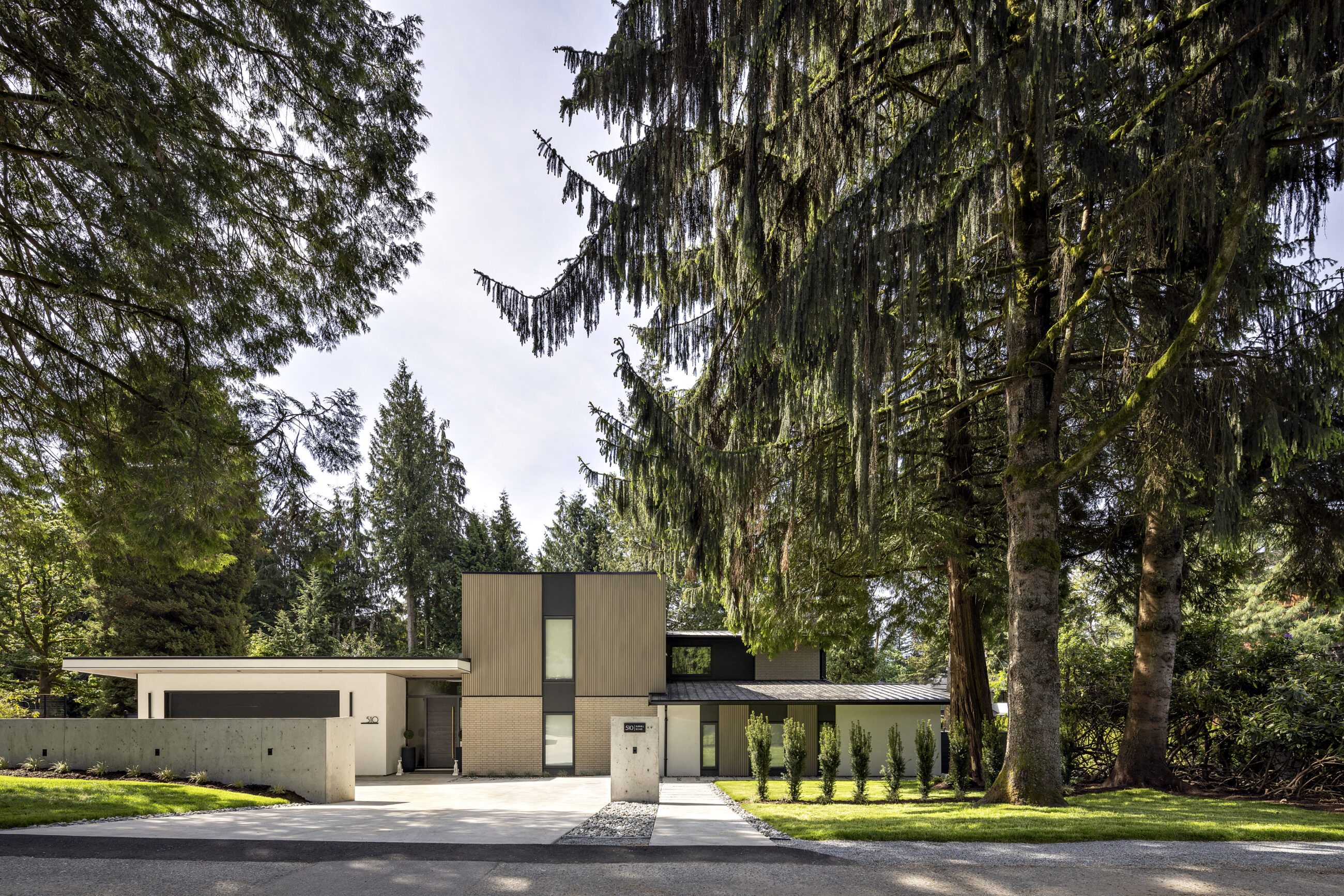 LUXURIOUS AND CONTEMPORARY HOME BY FRITS DE VRIES AND AWARD WINNING KALU INTERIORS - 510 Burhill Road, West Vancouver