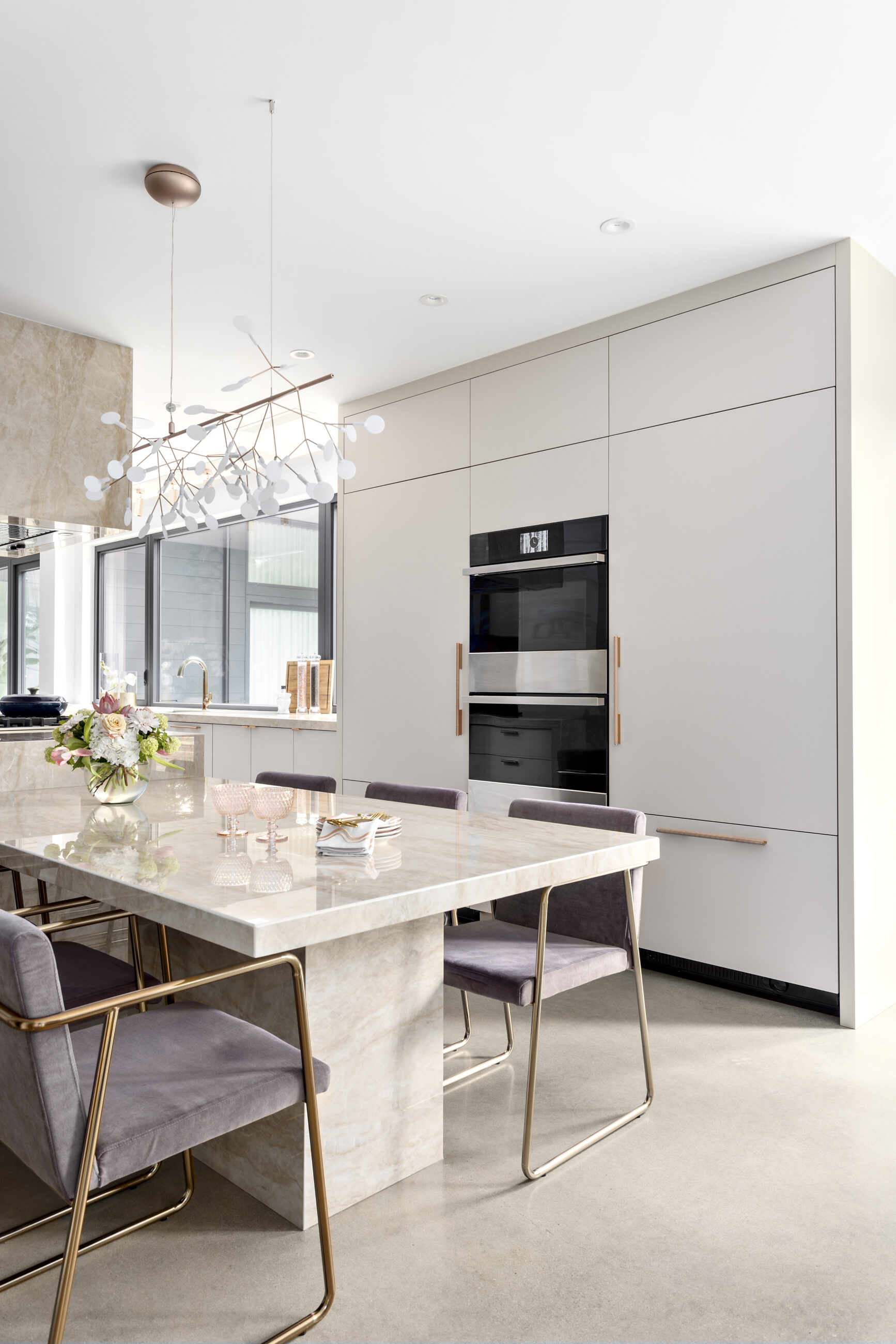 LUXURIOUS AND CONTEMPORARY HOME BY FRITS DE VRIES AND AWARD WINNING KALU INTERIORS - 510 Burhill Road, West Vancouver