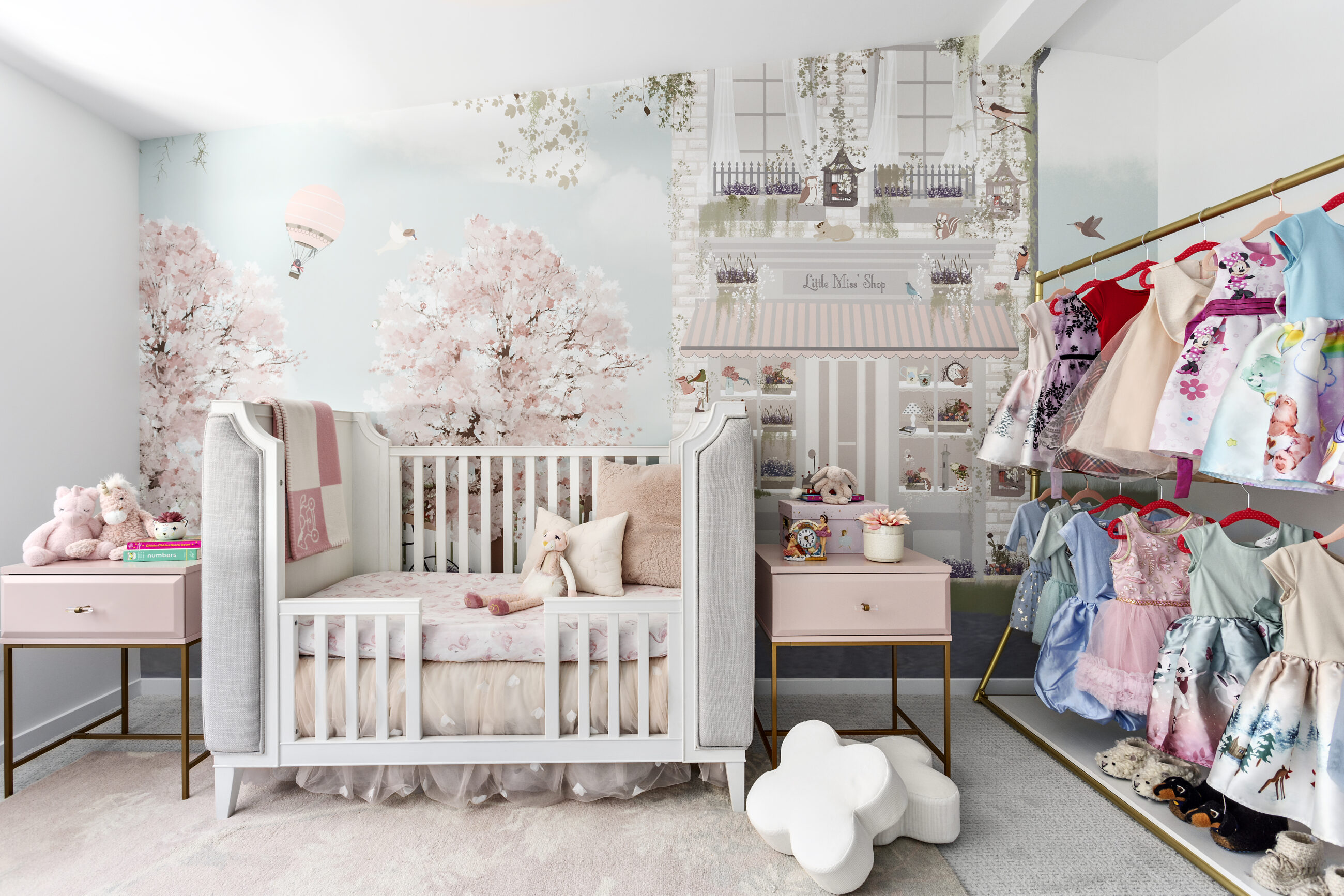 LUXURIOUS AND CONTEMPORARY HOME BY FRITS DE VRIES AND AWARD WINNING KALU INTERIORS - 510 Burhill Road, West Vancouver