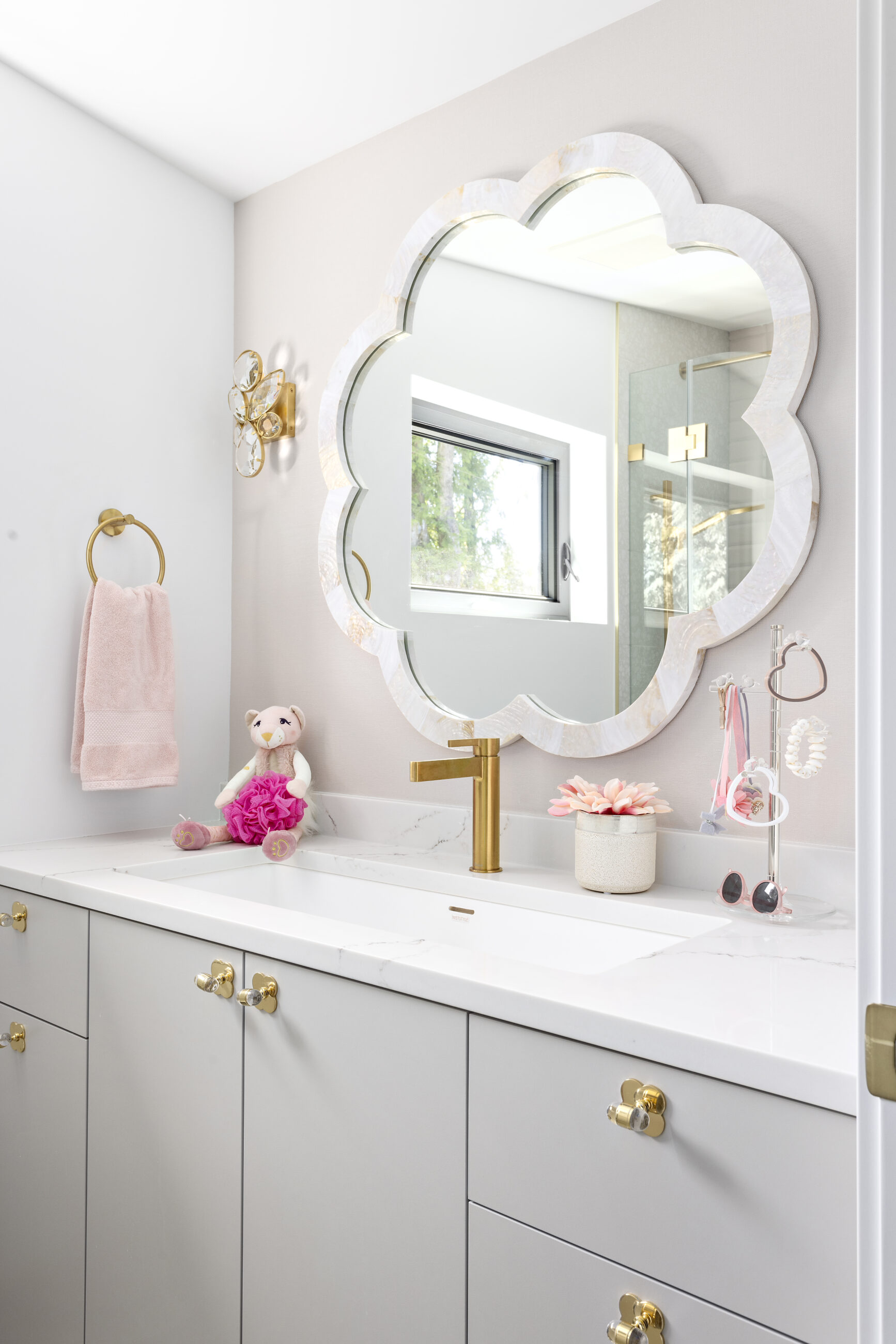 LUXURIOUS AND CONTEMPORARY HOME BY FRITS DE VRIES AND AWARD WINNING KALU INTERIORS - 510 Burhill Road, West Vancouver