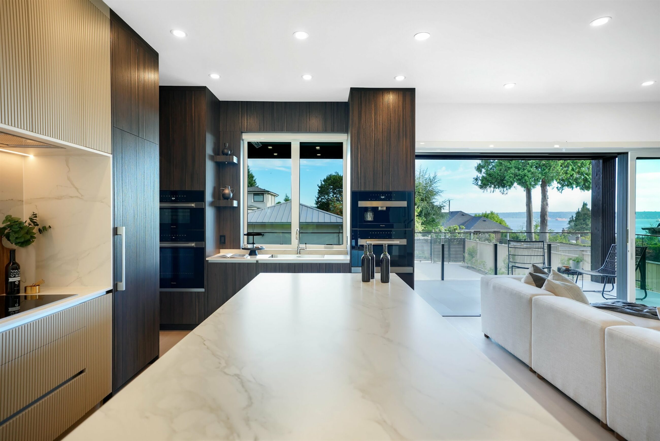 A STUNNING MODERN NEW BUILD IN WEST VANCOUVER - 1130 GORDON AVENUE