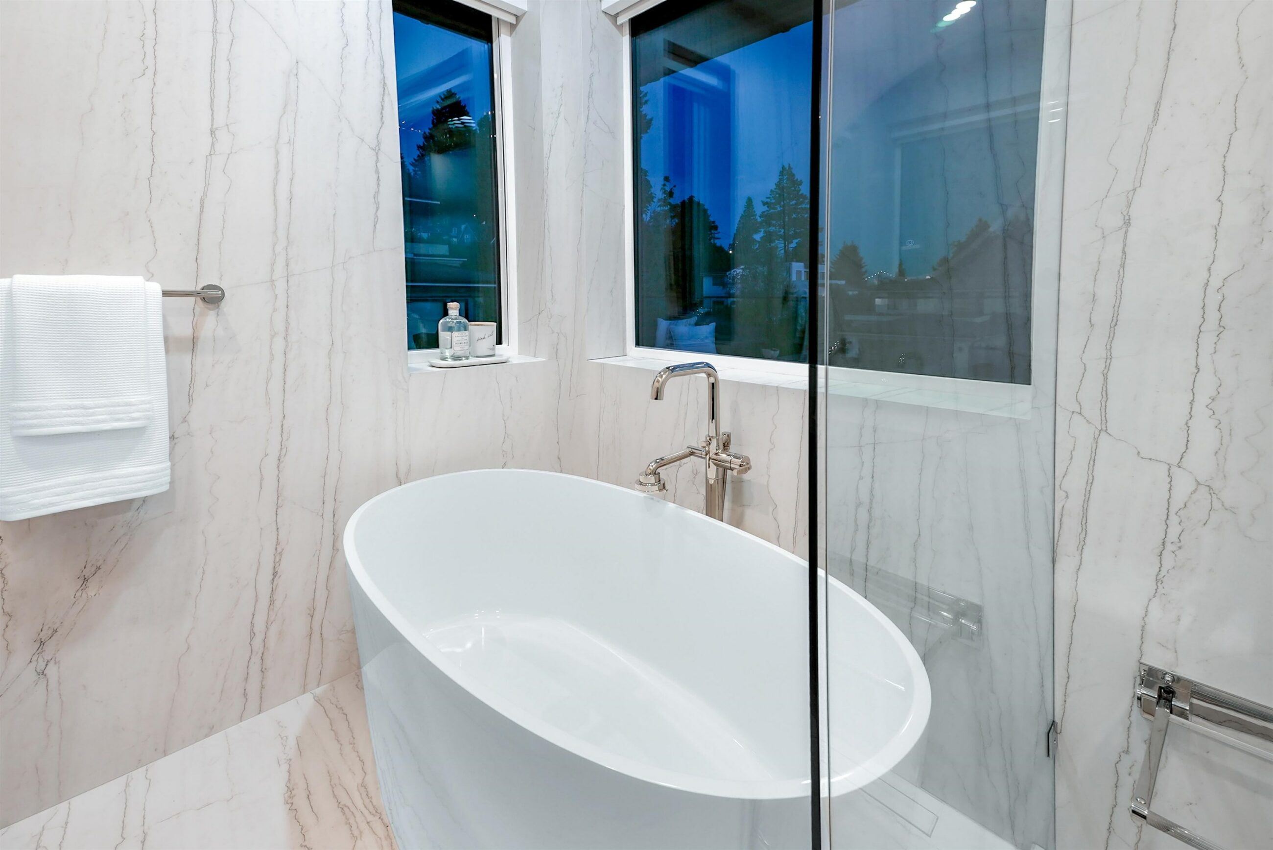 A STUNNING MODERN NEW BUILD IN WEST VANCOUVER - 1130 GORDON AVENUE