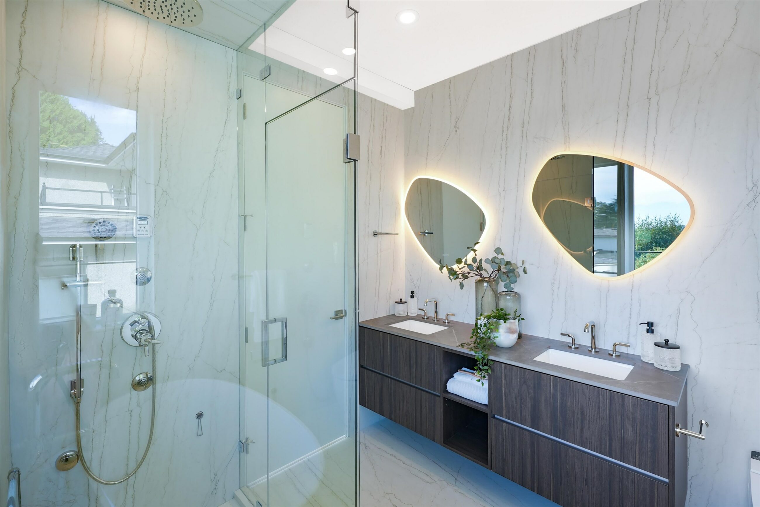 A STUNNING MODERN NEW BUILD IN WEST VANCOUVER - 1130 GORDON AVENUE