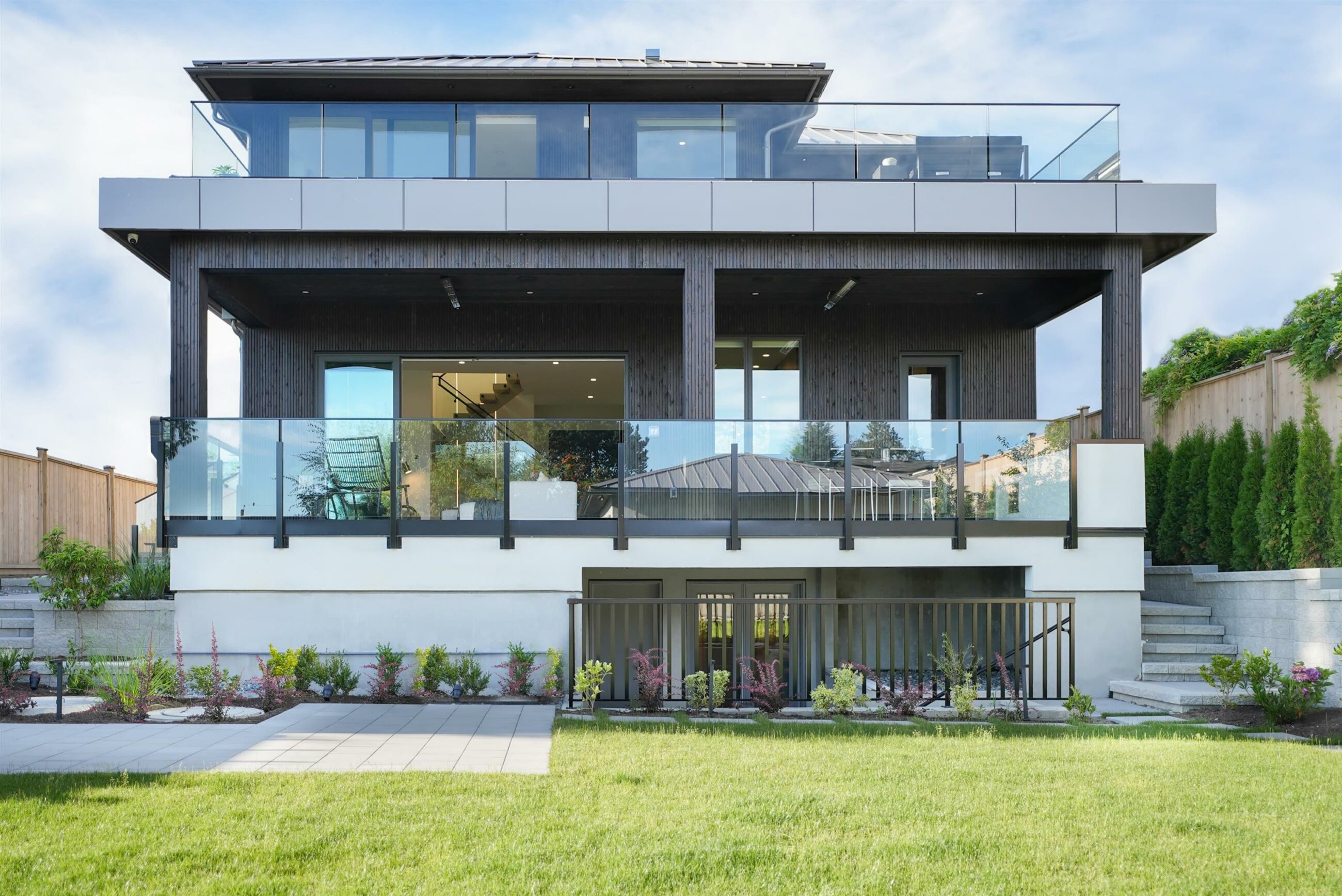 A STUNNING MODERN NEW BUILD IN WEST VANCOUVER - 1130 GORDON AVENUE
