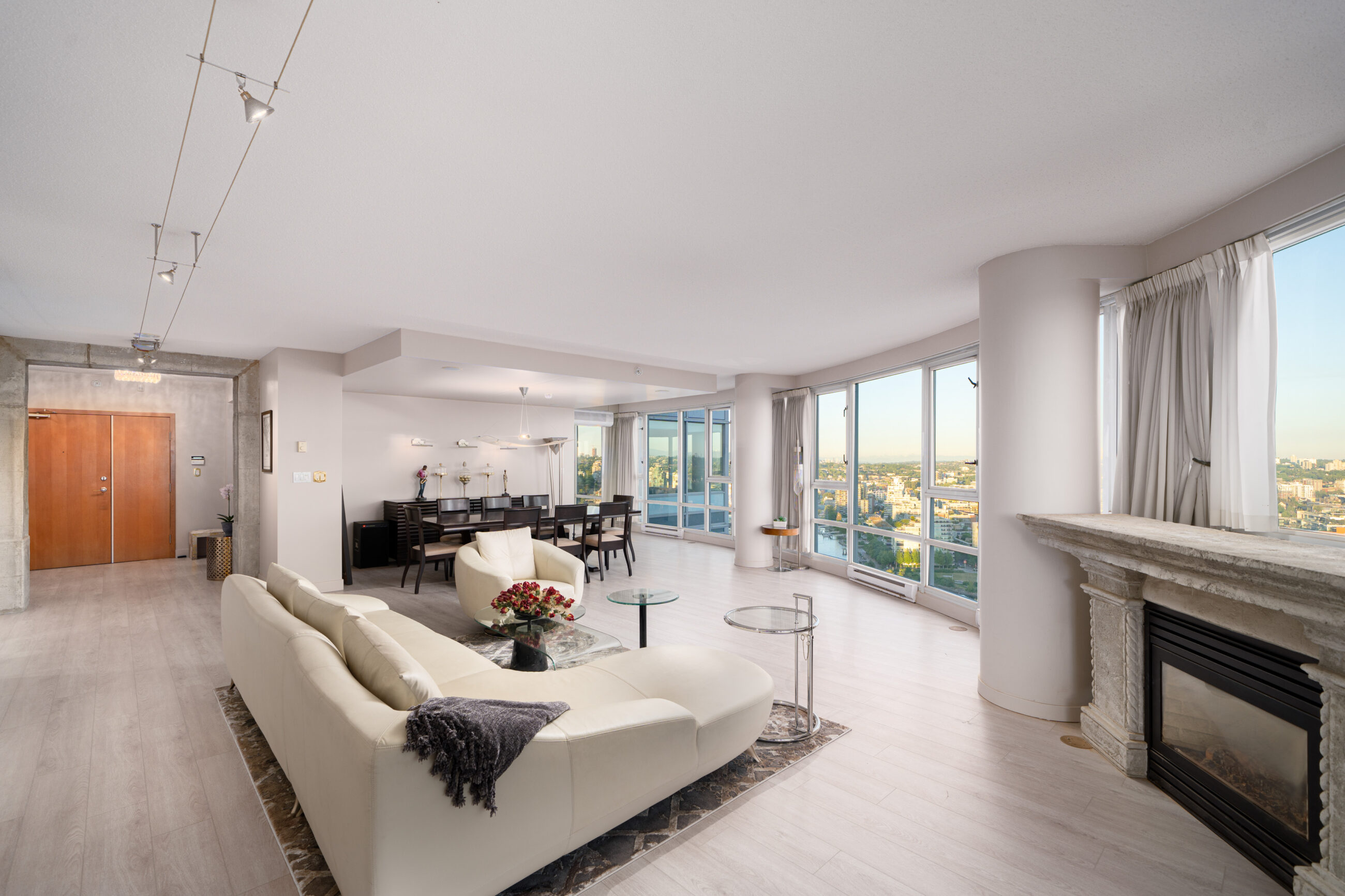 WATERFRONT PENTHOUSE MARINASIDE YALETOWN VANCOUVER DOWNTOWN WITH PRIVATE PATIO STUNNING VIEW — 3903 1033 Marinaside Crescent