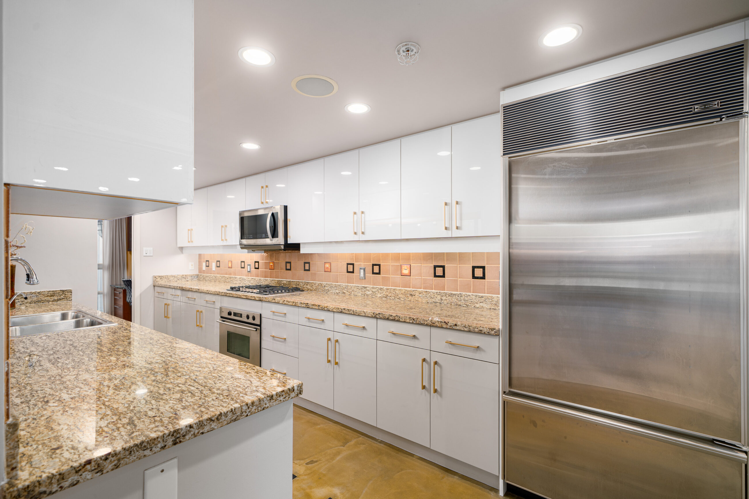 WATERFRONT PENTHOUSE MARINASIDE YALETOWN VANCOUVER DOWNTOWN WITH PRIVATE PATIO STUNNING VIEW — 3903 1033 Marinaside Crescent