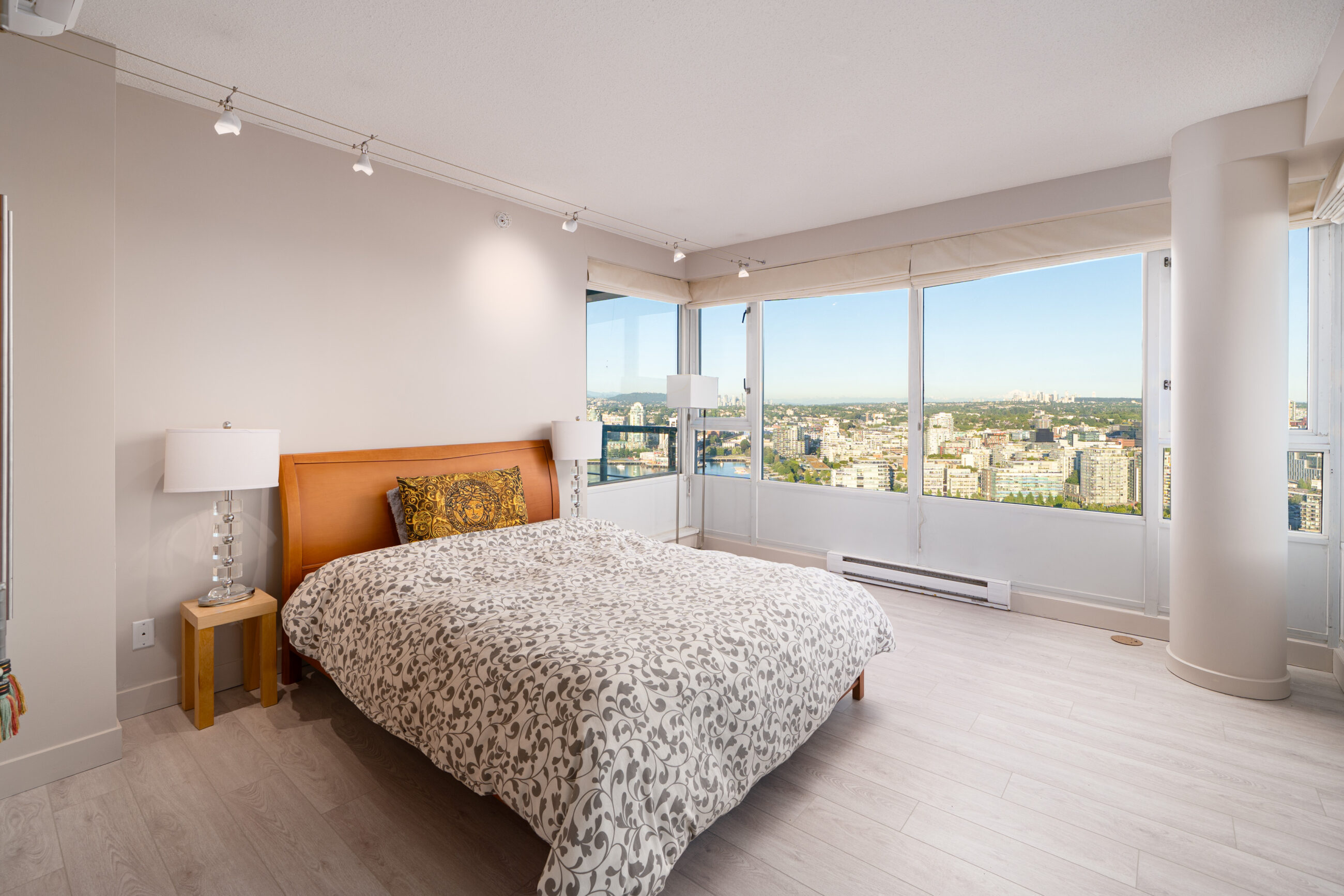 WATERFRONT PENTHOUSE MARINASIDE YALETOWN VANCOUVER DOWNTOWN WITH PRIVATE PATIO STUNNING VIEW — 3903 1033 Marinaside Crescent