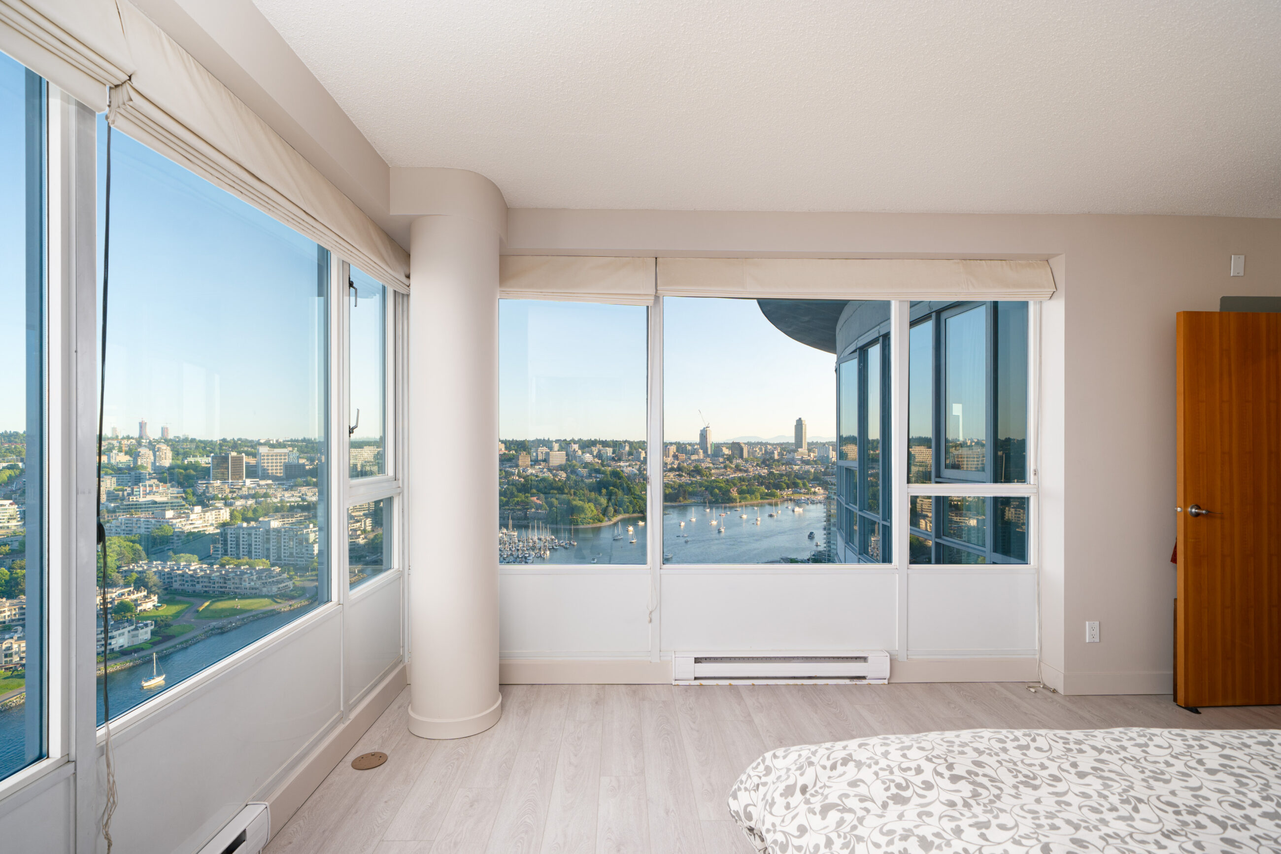 WATERFRONT PENTHOUSE MARINASIDE YALETOWN VANCOUVER DOWNTOWN WITH PRIVATE PATIO STUNNING VIEW — 3903 1033 Marinaside Crescent