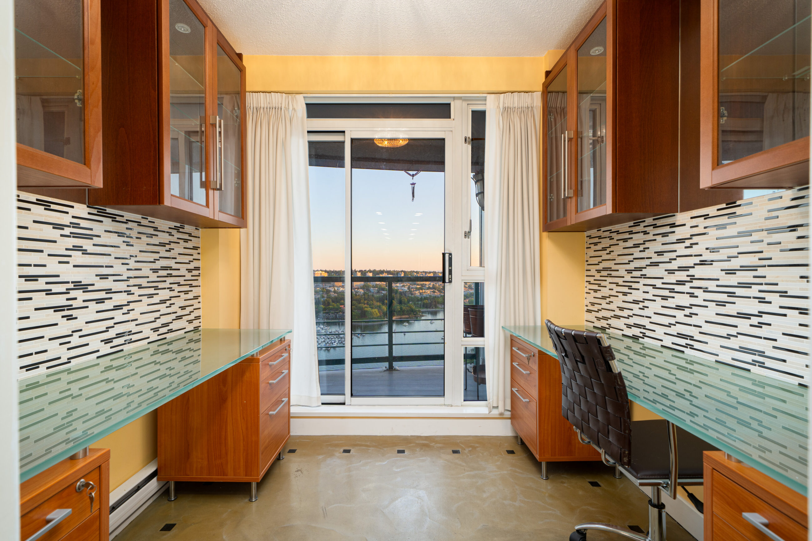 WATERFRONT PENTHOUSE MARINASIDE YALETOWN VANCOUVER DOWNTOWN WITH PRIVATE PATIO STUNNING VIEW — 3903 1033 Marinaside Crescent